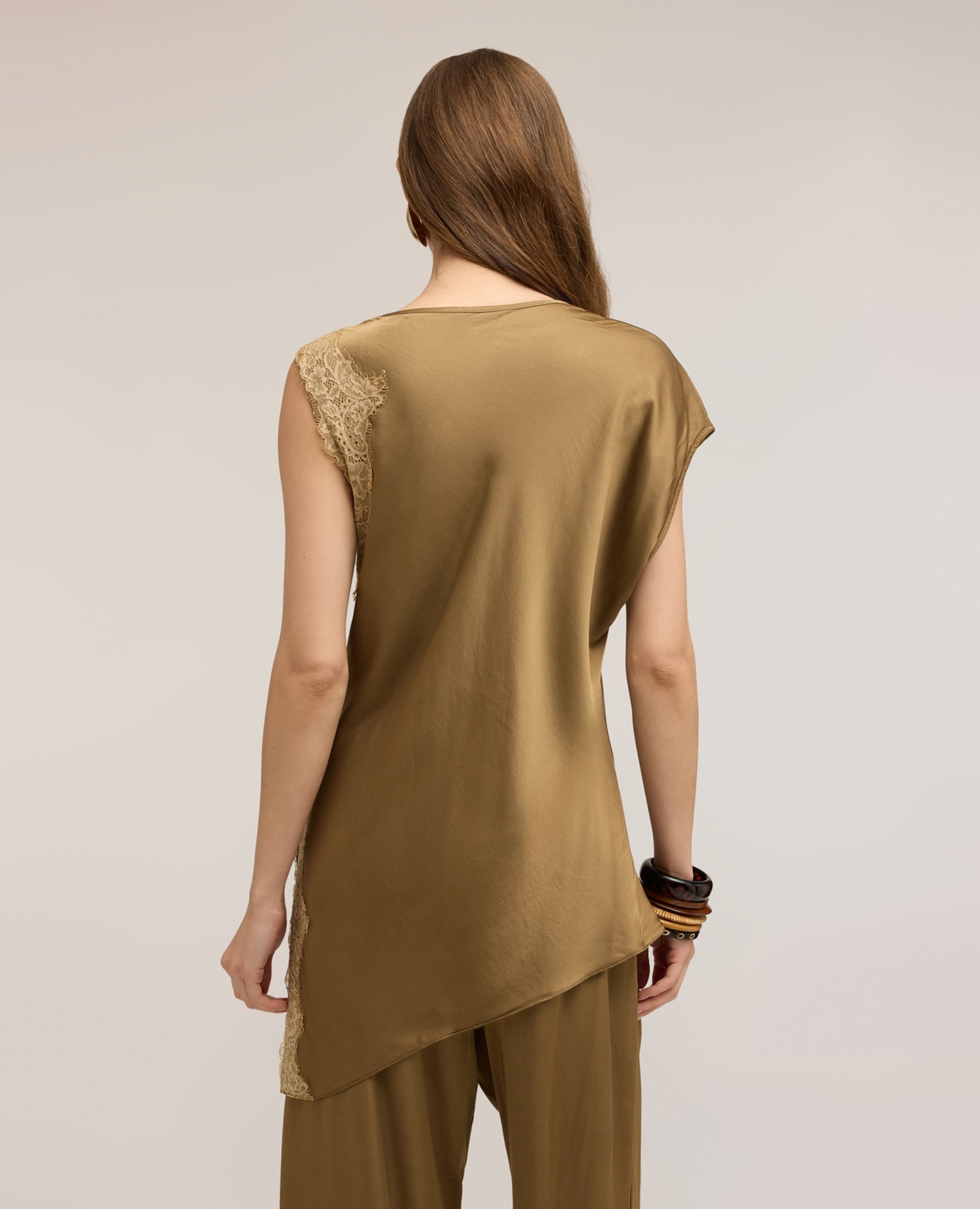 Blusa de mujer asimétrica de raso con encaje diseño asimétrico con dobladillo irregular - Motivi - Verde militar Verde militar-2