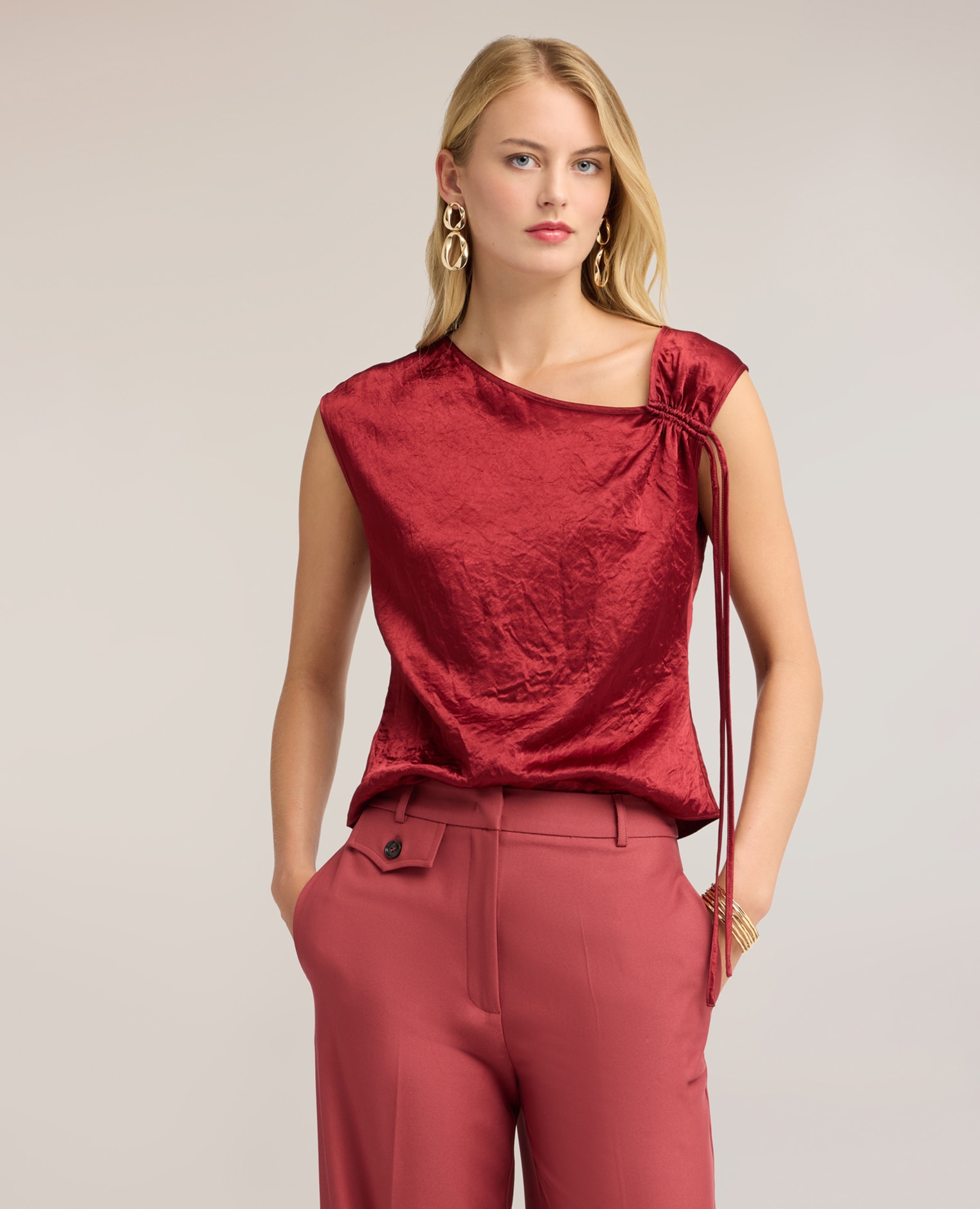 Top de mujer de raso con escote asimétrico drapeado escote barco con drapeado lateral - Motivi - Burdeos Burdeos-1