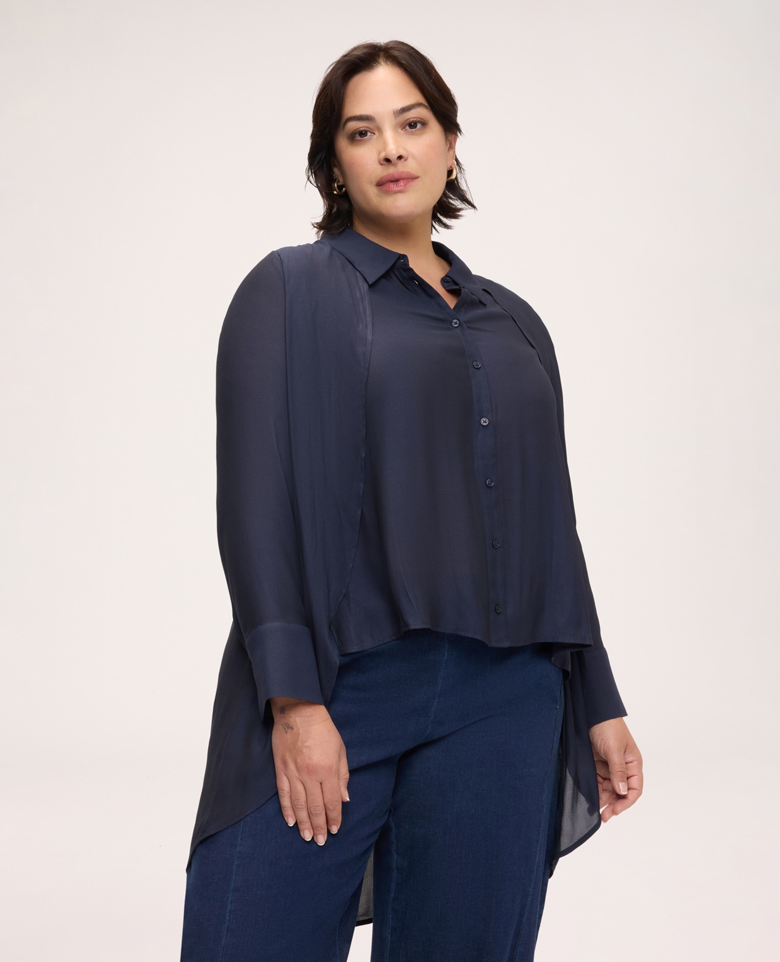 Camisa de mujer de georgette con drapeado de doble capa drapeado lateral con efecto de doble capa: parte superior más corta en el frente y panel más largo en la parte trasera - Fiorella Rubino - Azul Azul-1