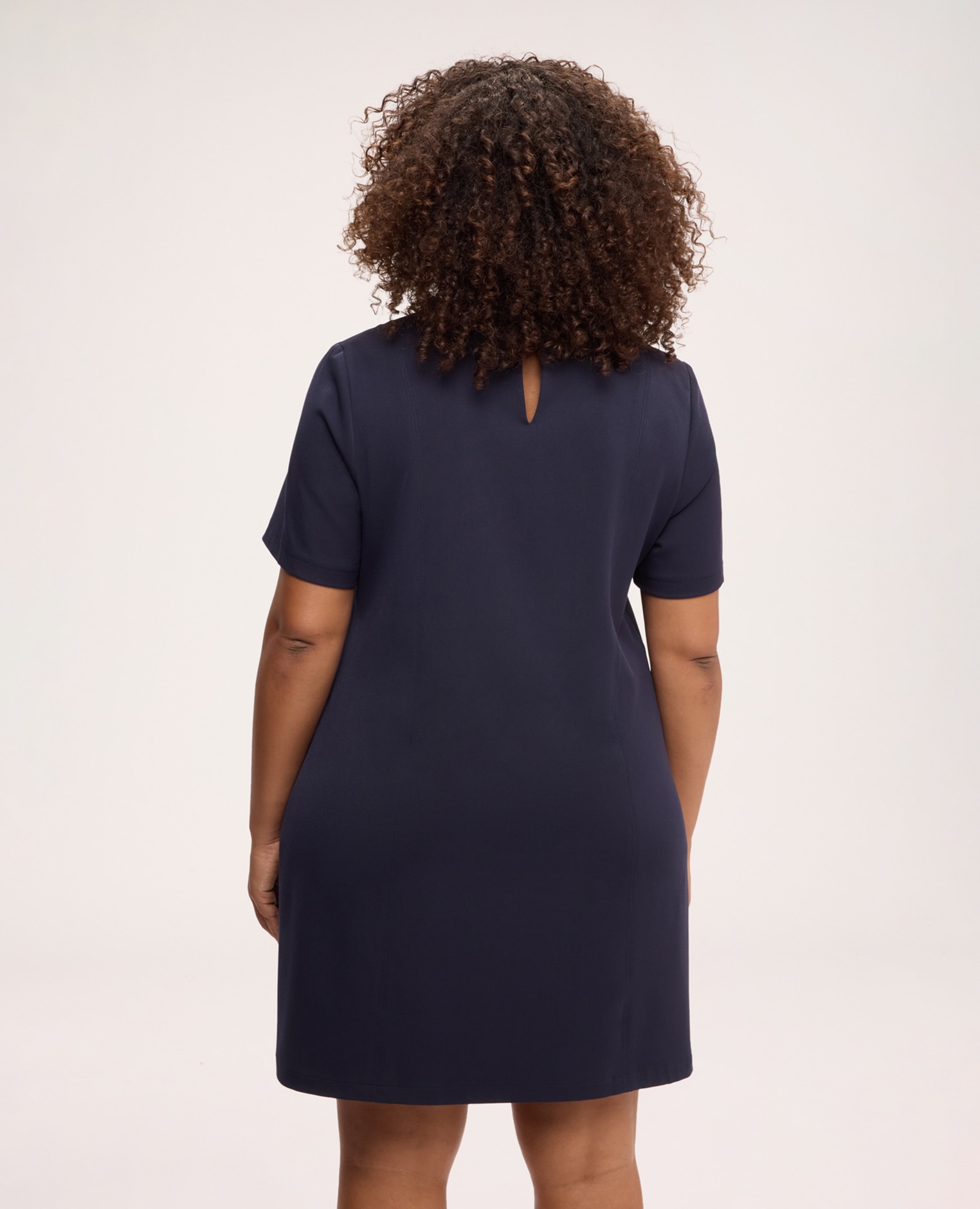 Vestido corto de línea a en punto milán con bolsillos bolsillos con solapa aplicados en la parte delantera y abertura con botón en la parte posterior del cuello - Fiorella Rubino - Azul Azul-2
