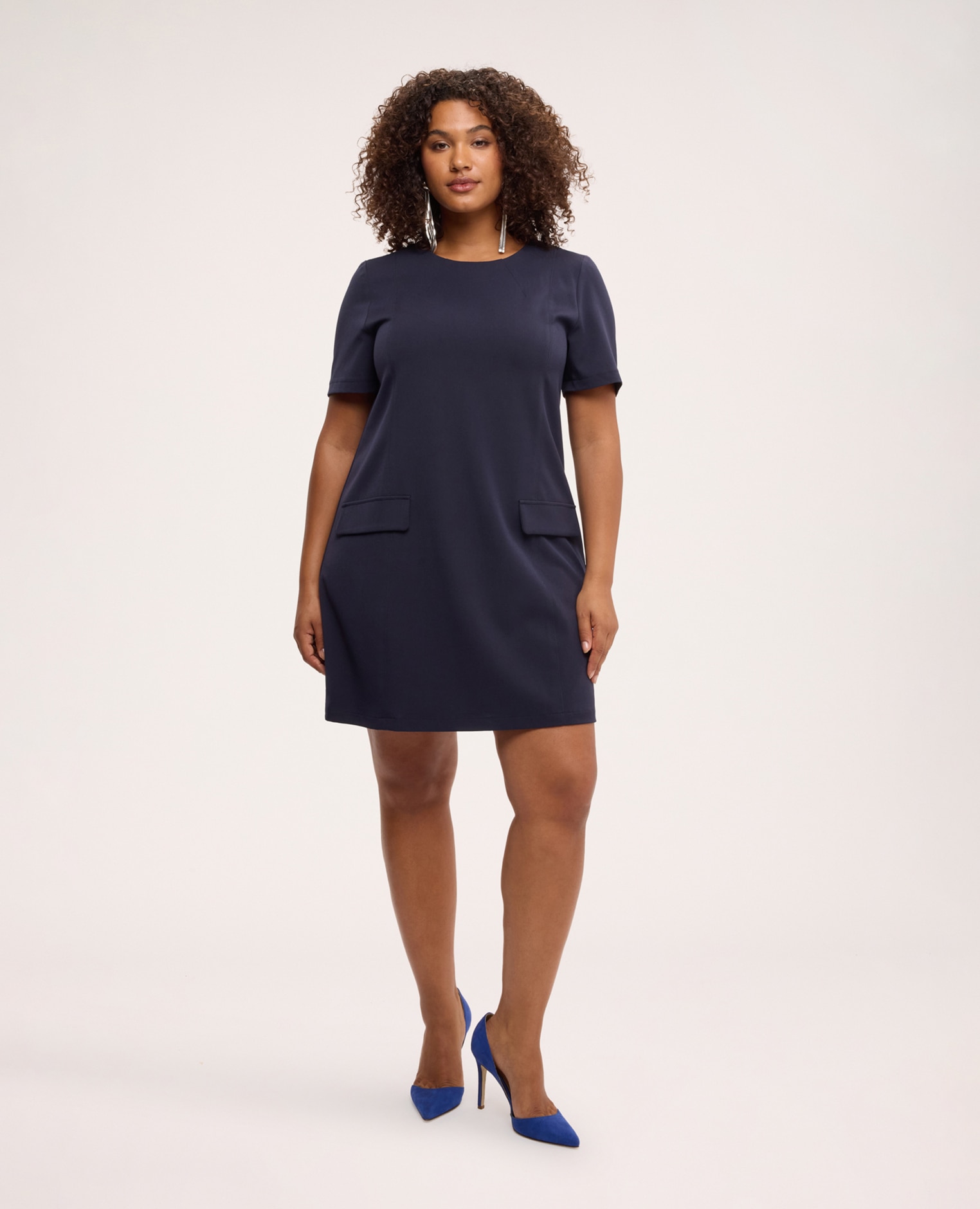 Vestido corto de línea a en punto milán con bolsillos bolsillos con solapa aplicados en la parte delantera y abertura con botón en la parte posterior del cuello - Fiorella Rubino - Azul Azul-3