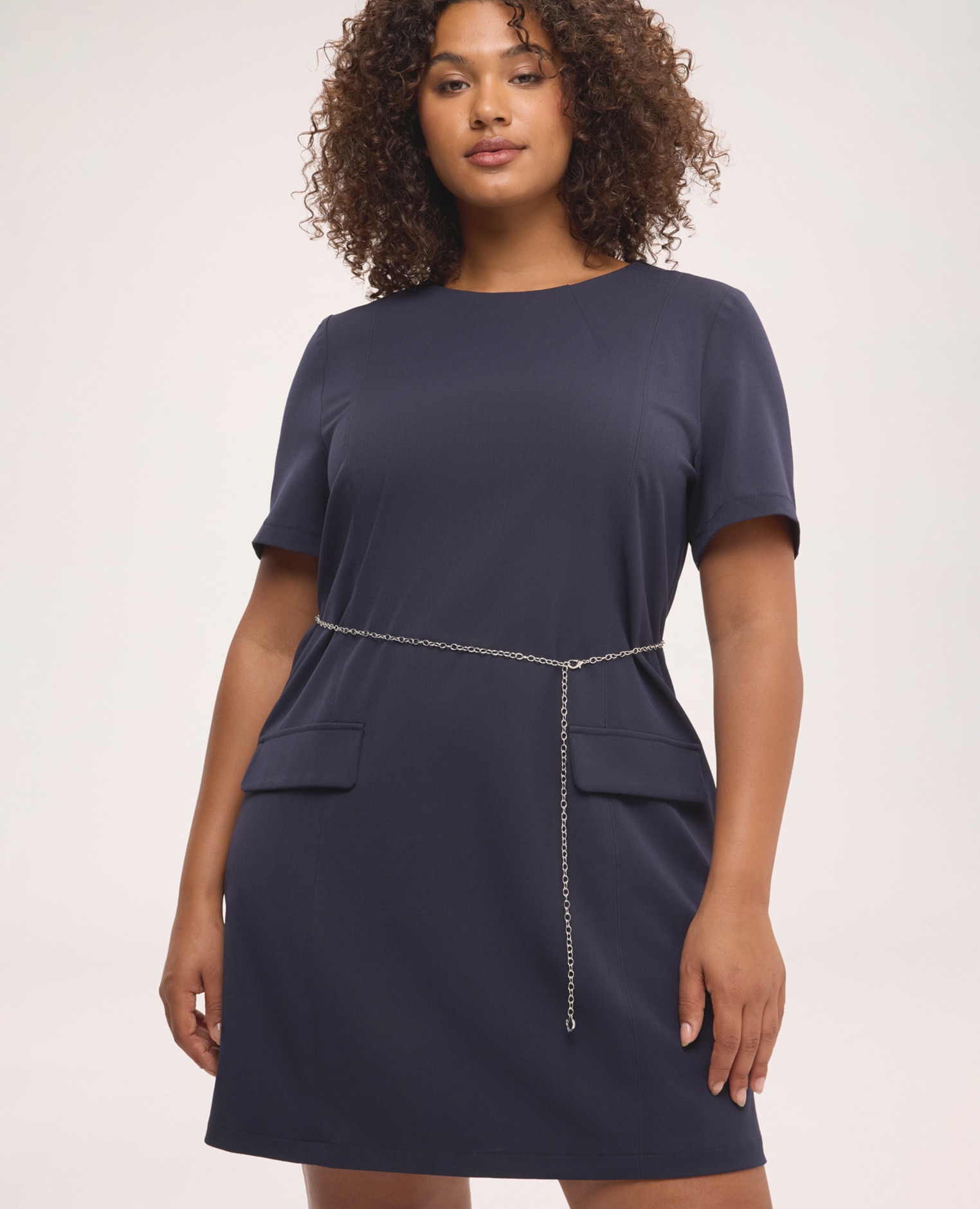 Vestido corto de línea a en punto milán con bolsillos bolsillos con solapa aplicados en la parte delantera y abertura con botón en la parte posterior del cuello - Fiorella Rubino - Azul Azul-4