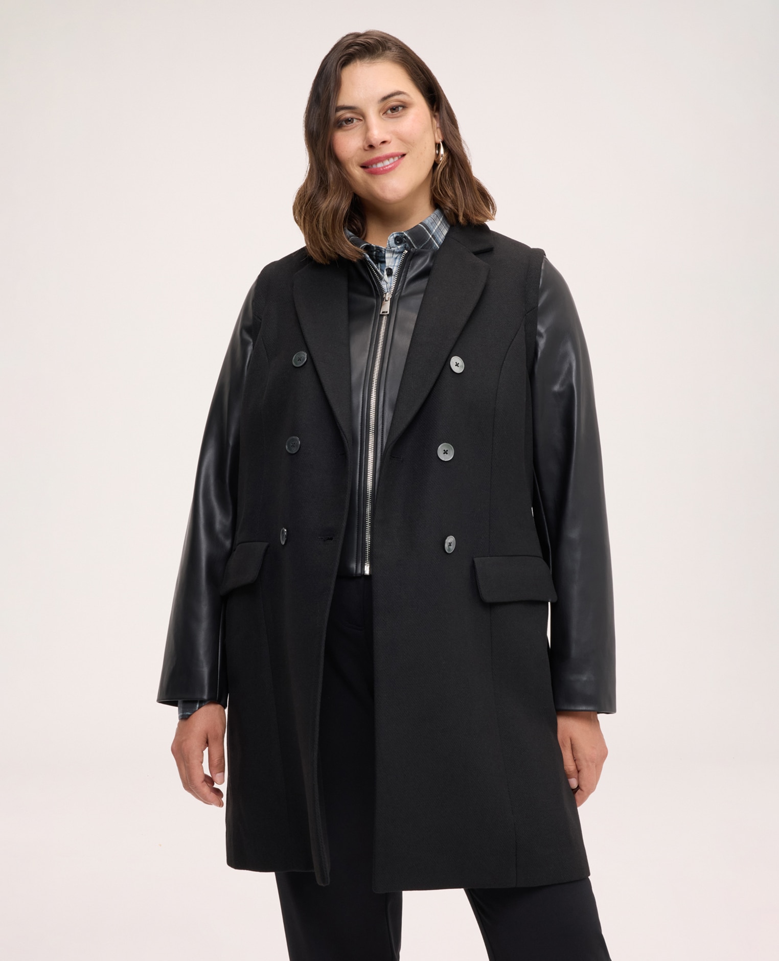 Abrigo de mujer de mezcla de lana con mangas en tejido revestido mezcla dos tejidos diferentes para un look de carácter único - Fiorella Rubino - Negro Negro-1