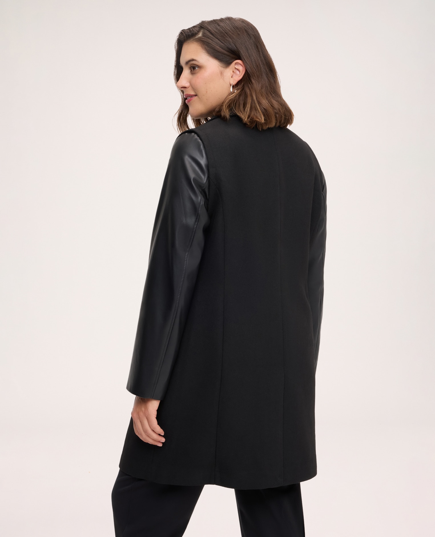 Abrigo de mujer de mezcla de lana con mangas en tejido revestido mezcla dos tejidos diferentes para un look de carácter único - Fiorella Rubino - Negro Negro-2