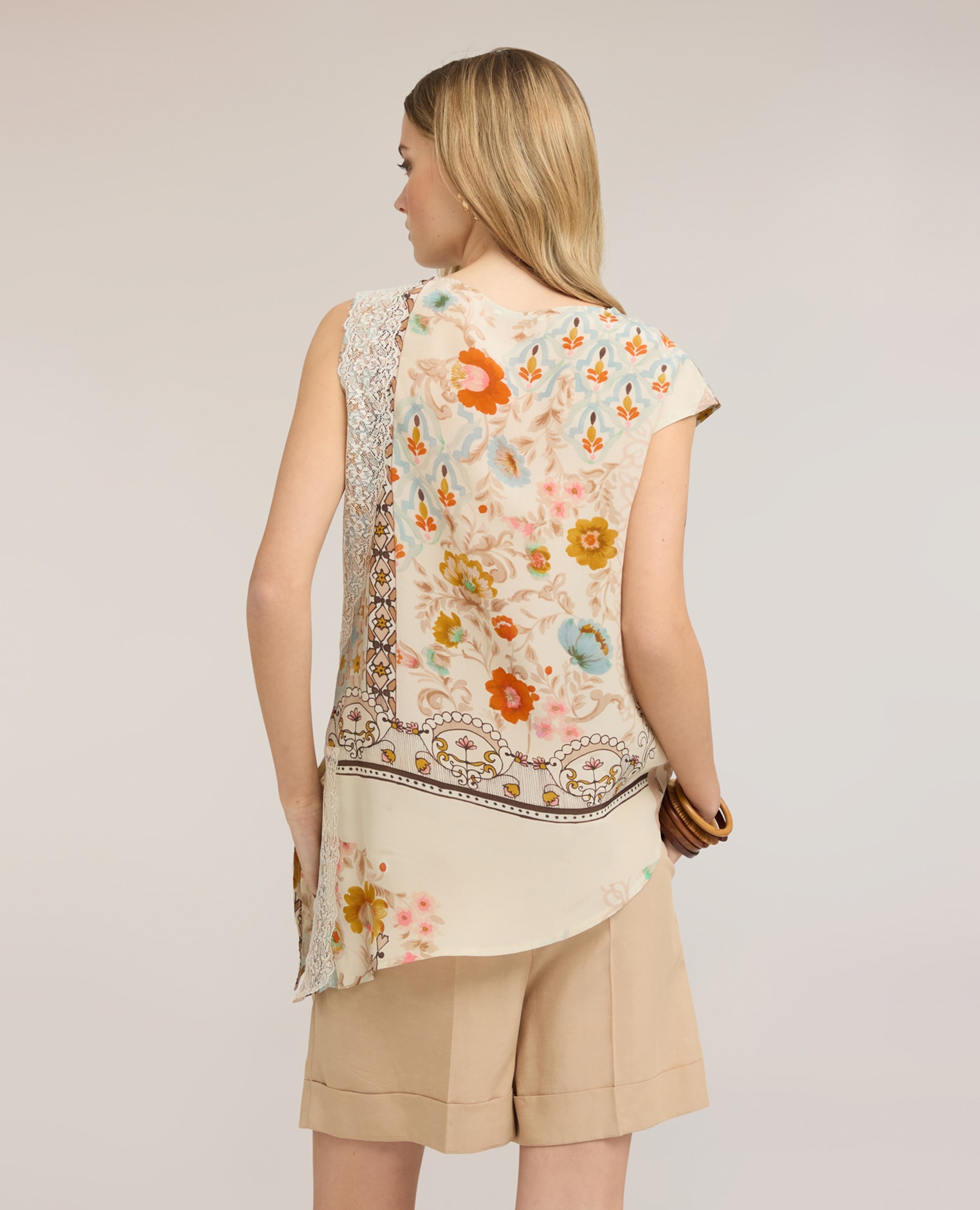 Top de mujer asimétrico de satén con estampado escote barco - Motivi - Beige Beige-2