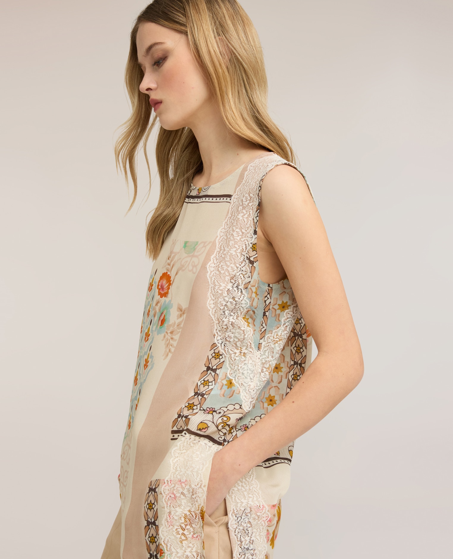 Top de mujer asimétrico de satén con estampado escote barco - Motivi - Beige Beige-4