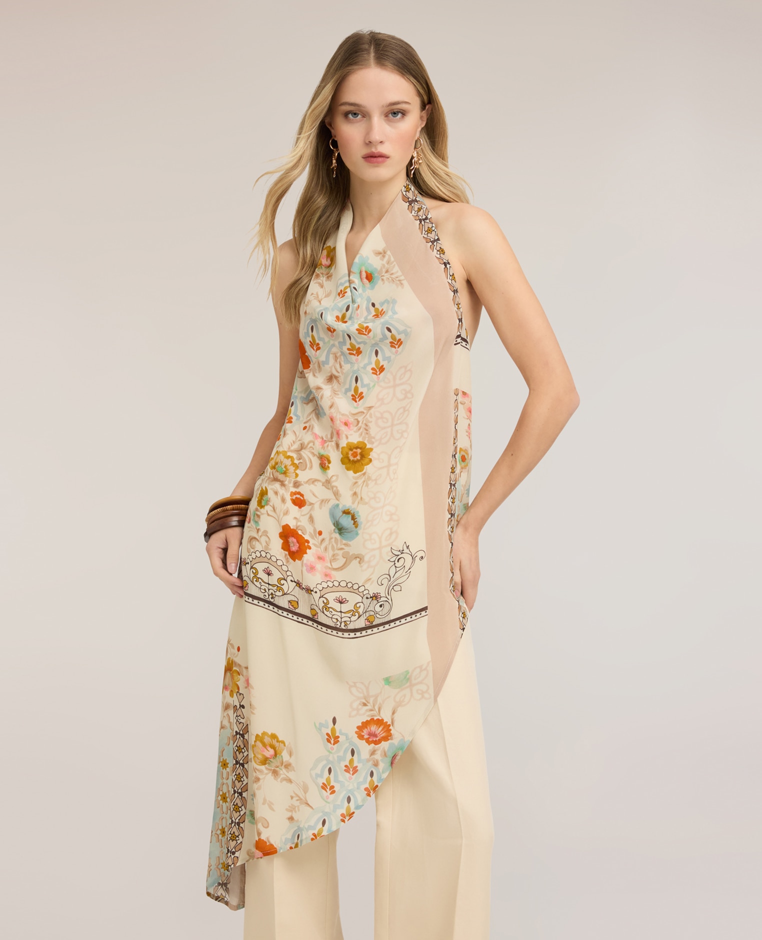 Motivi - Top de mujer asimétrico con estampado floral espalda descubierta ajuste regular.