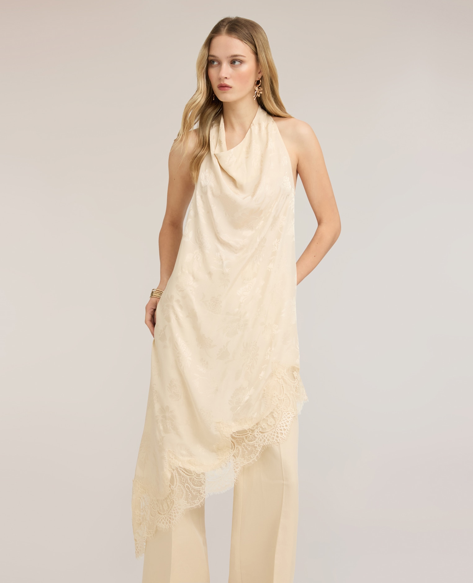 Motivi - Vestido asimétrico de satén con drapeado escote halter con drapeado cierre con botones.