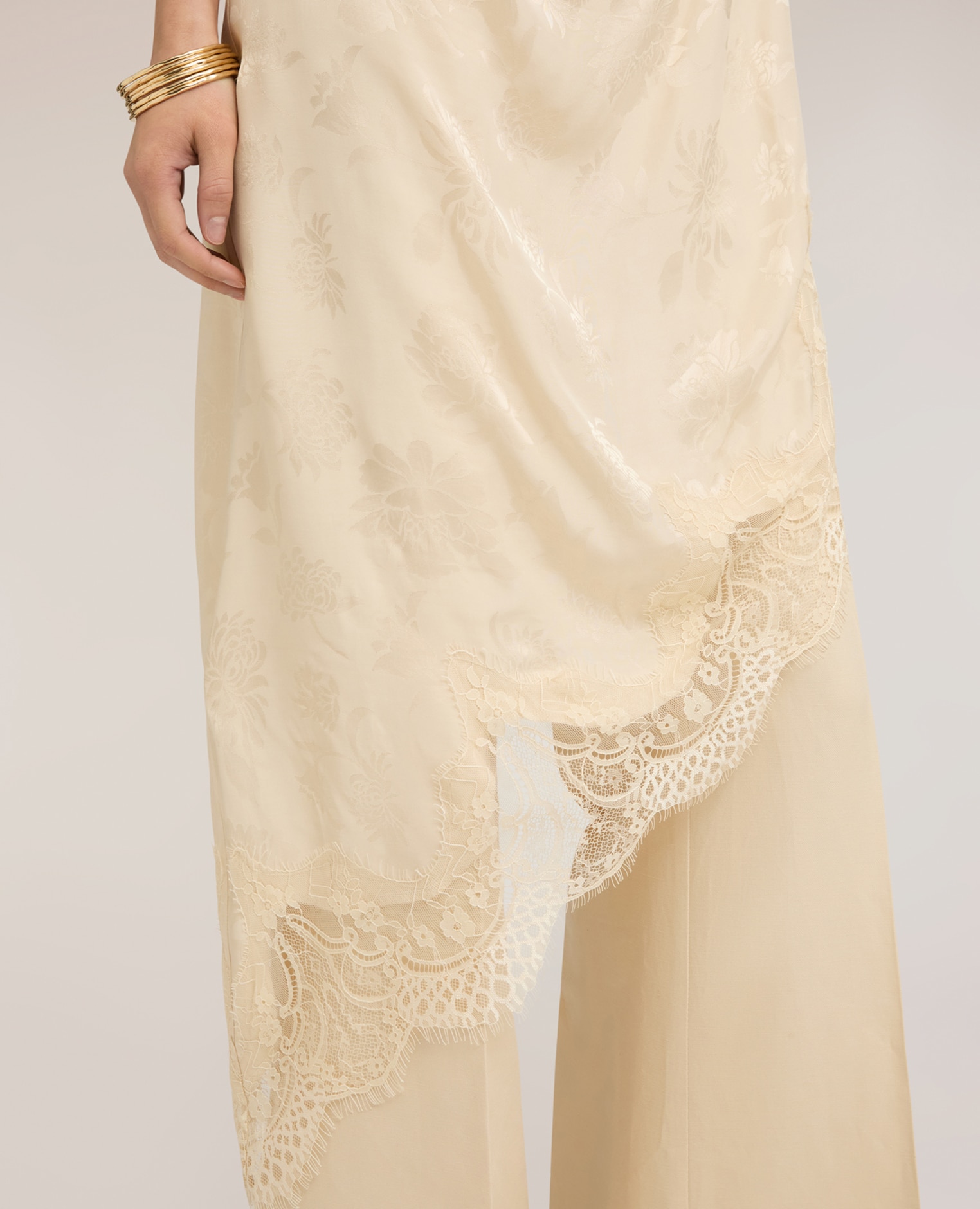 Vestido asimétrico de satén con drapeado escote halter con drapeado cierre con botones - Motivi - Beige Beige-4