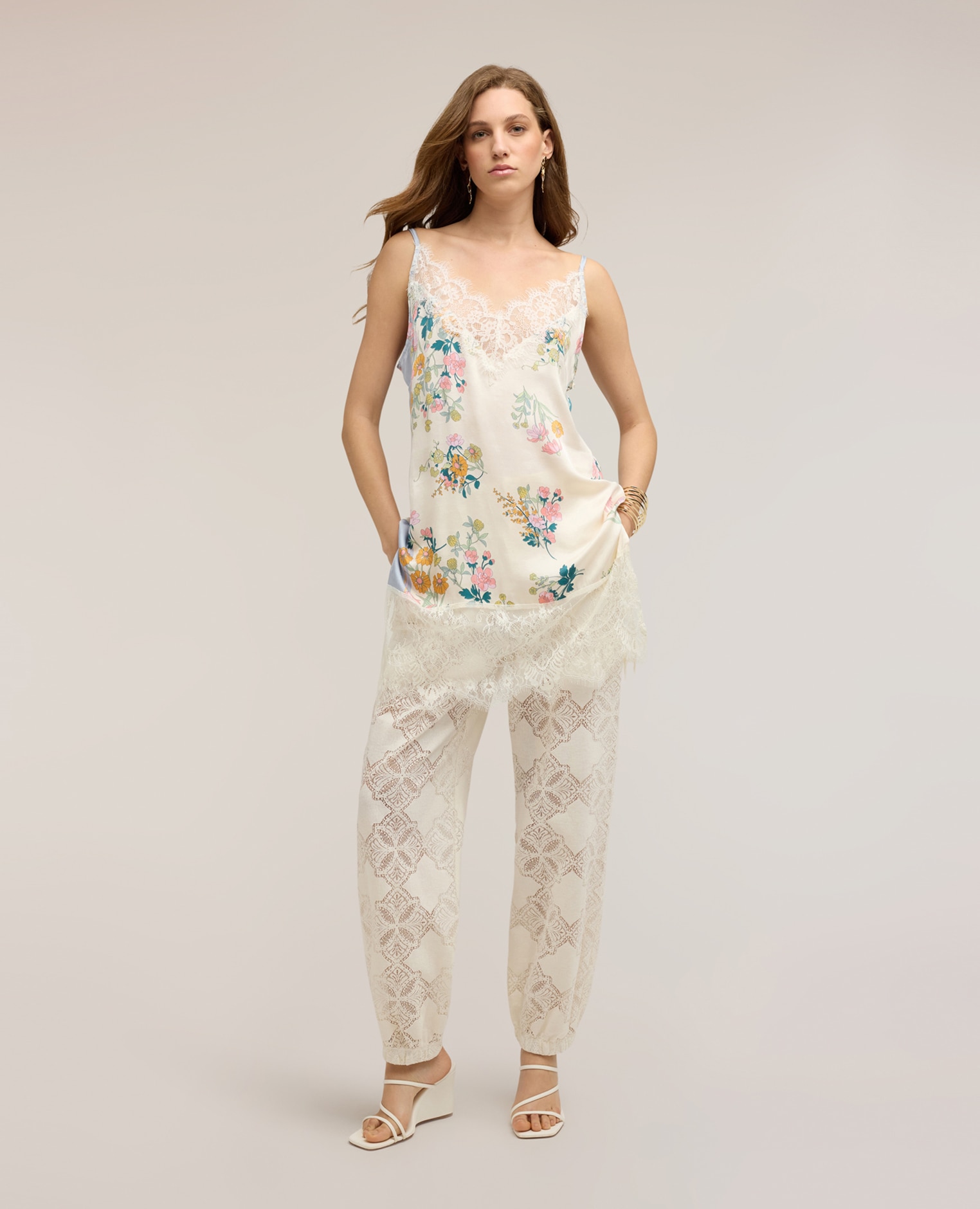 Top de mujer largo de satén con detalles de encaje escote en v con insertos de encaje ajuste regular - Motivi - Blanco Blanco-3