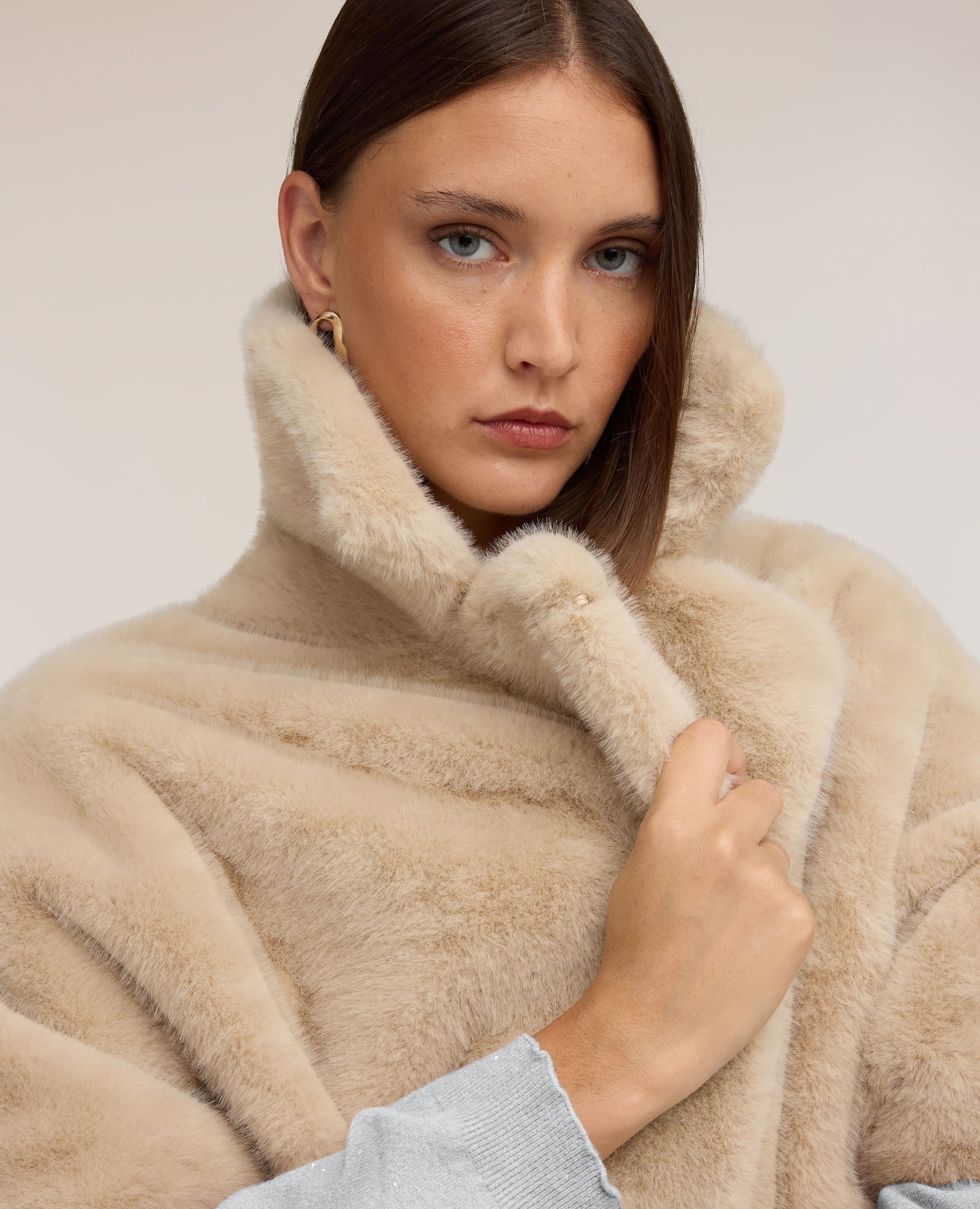 Capa de mujer efecto peluche con maxi cuello ajuste oversize cierre con corchetes - Motivi - Beige Beige-4