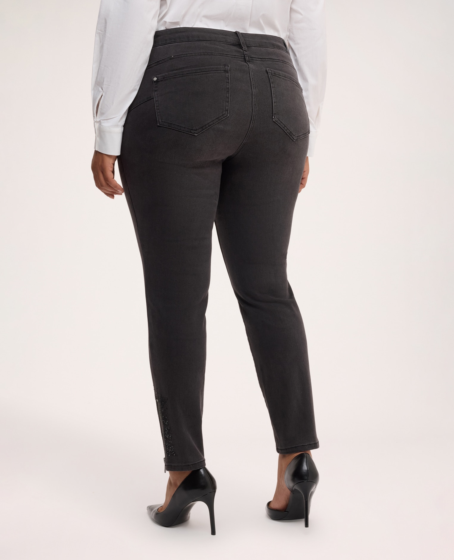 Jeans de mujer cortos con aplicaciones de estrás ajuste y diseño para el máximo confort - Fiorella Rubino - Gris Gris-2