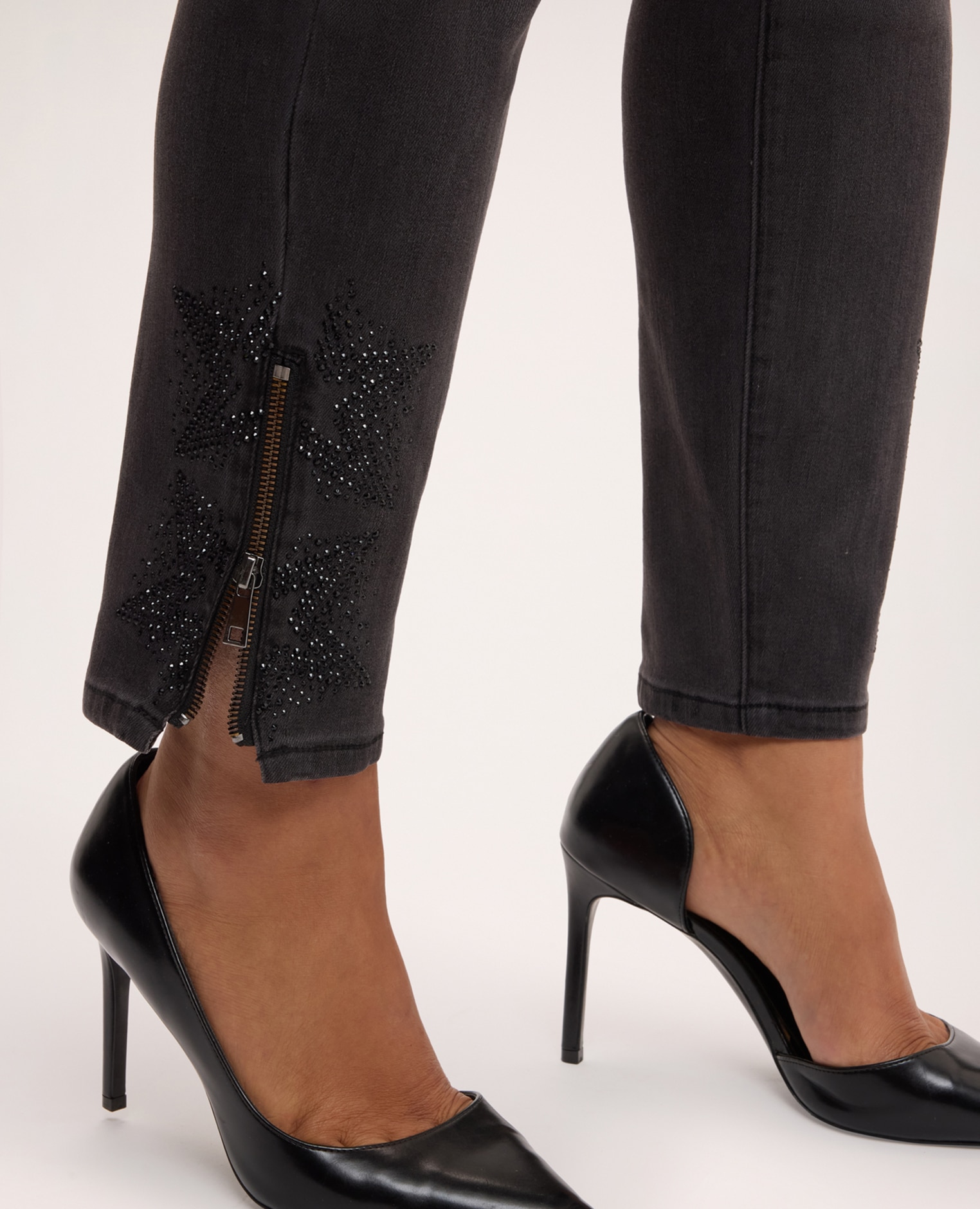 Jeans de mujer cortos con aplicaciones de estrás ajuste y diseño para el máximo confort - Fiorella Rubino - Gris Gris-4