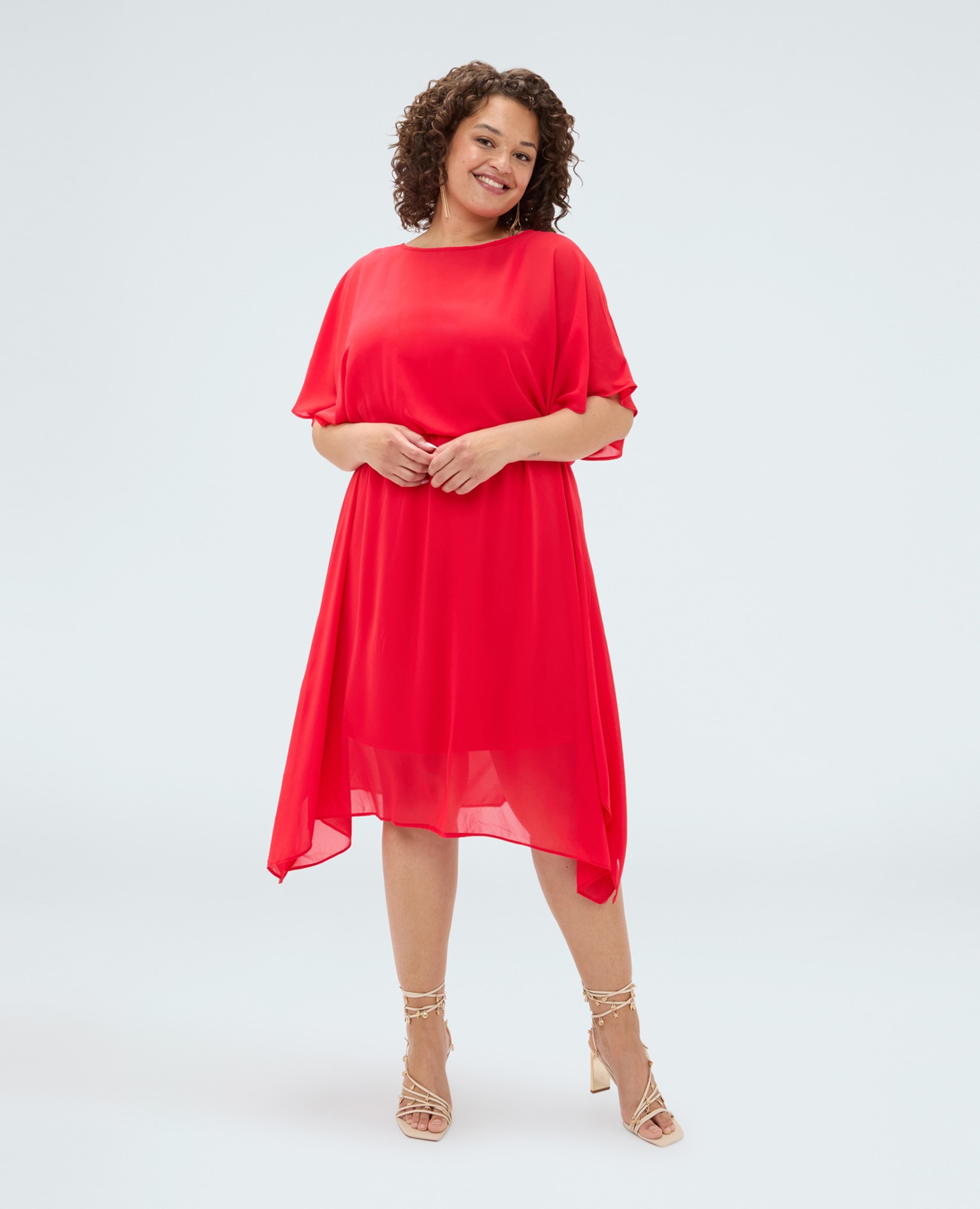 Vestido de georgette con dobladillo asimétrico escote barco y mangas cortas kimono cierre con botón en la espalda y abertura de gota - Fiorella Rubino - Rojo Rojo-1