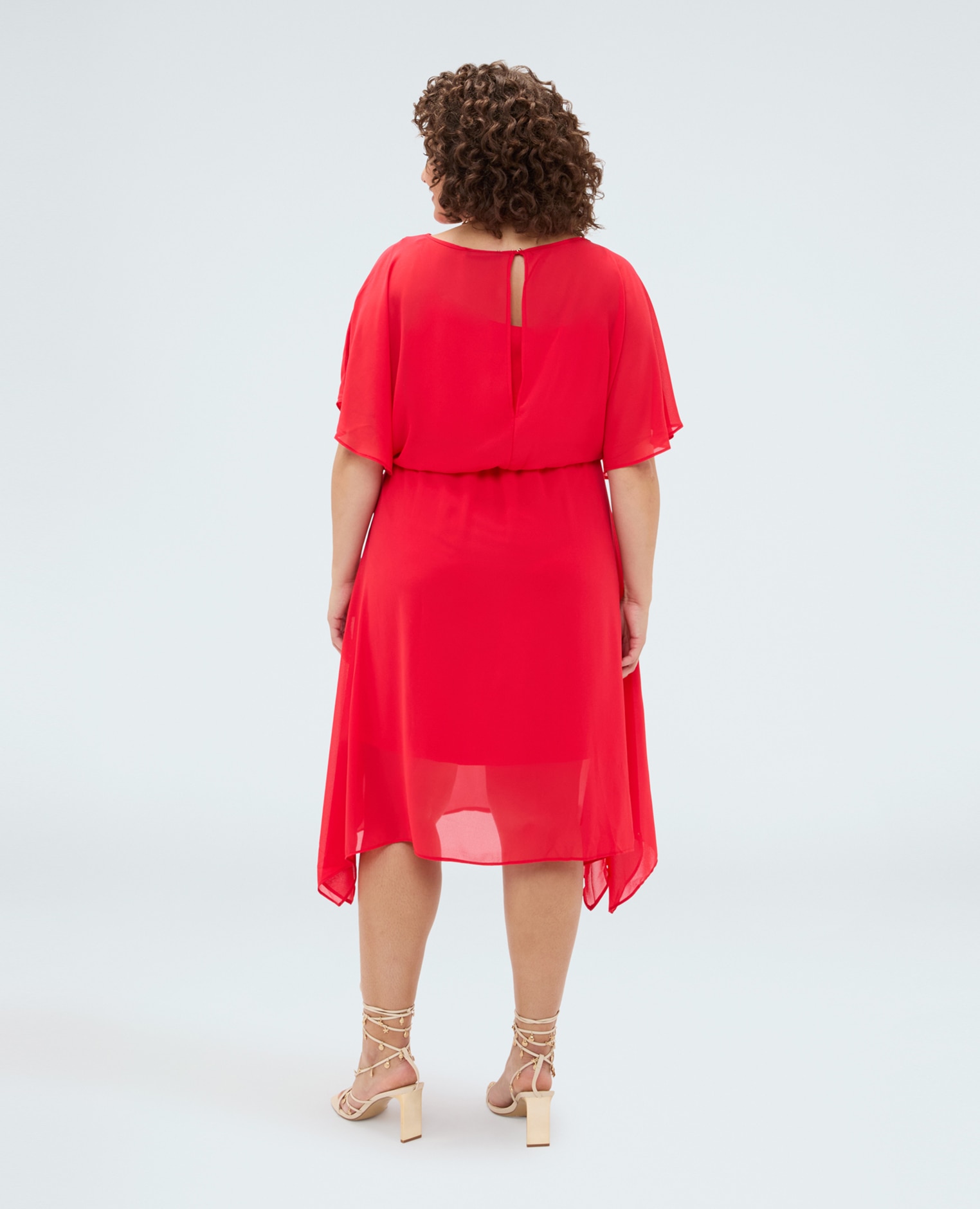 Vestido de georgette con dobladillo asimétrico escote barco y mangas cortas kimono cierre con botón en la espalda y abertura de gota - Fiorella Rubino - Rojo Rojo-2