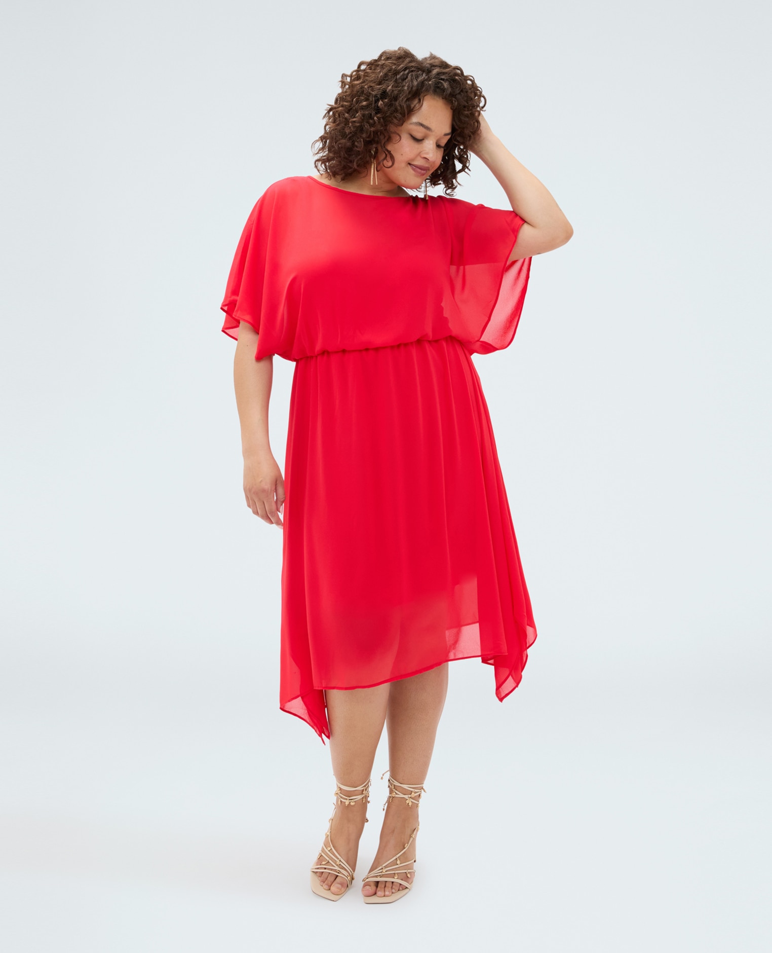 Vestido de georgette con dobladillo asimétrico escote barco y mangas cortas kimono cierre con botón en la espalda y abertura de gota - Fiorella Rubino - Rojo Rojo-3