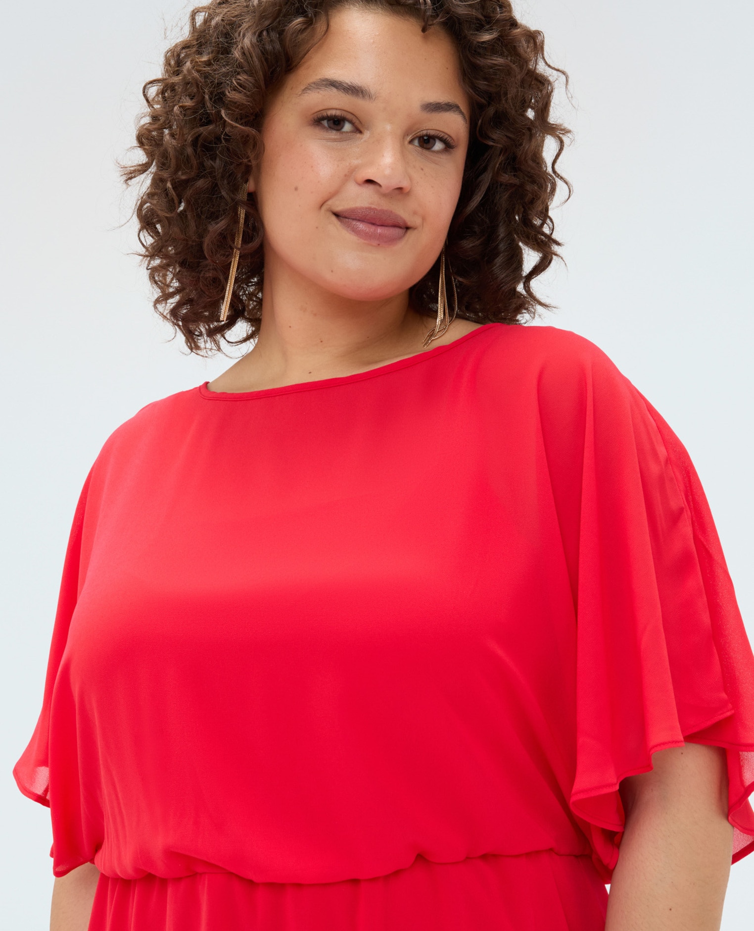 Vestido de georgette con dobladillo asimétrico escote barco y mangas cortas kimono cierre con botón en la espalda y abertura de gota - Fiorella Rubino - Rojo Rojo-4