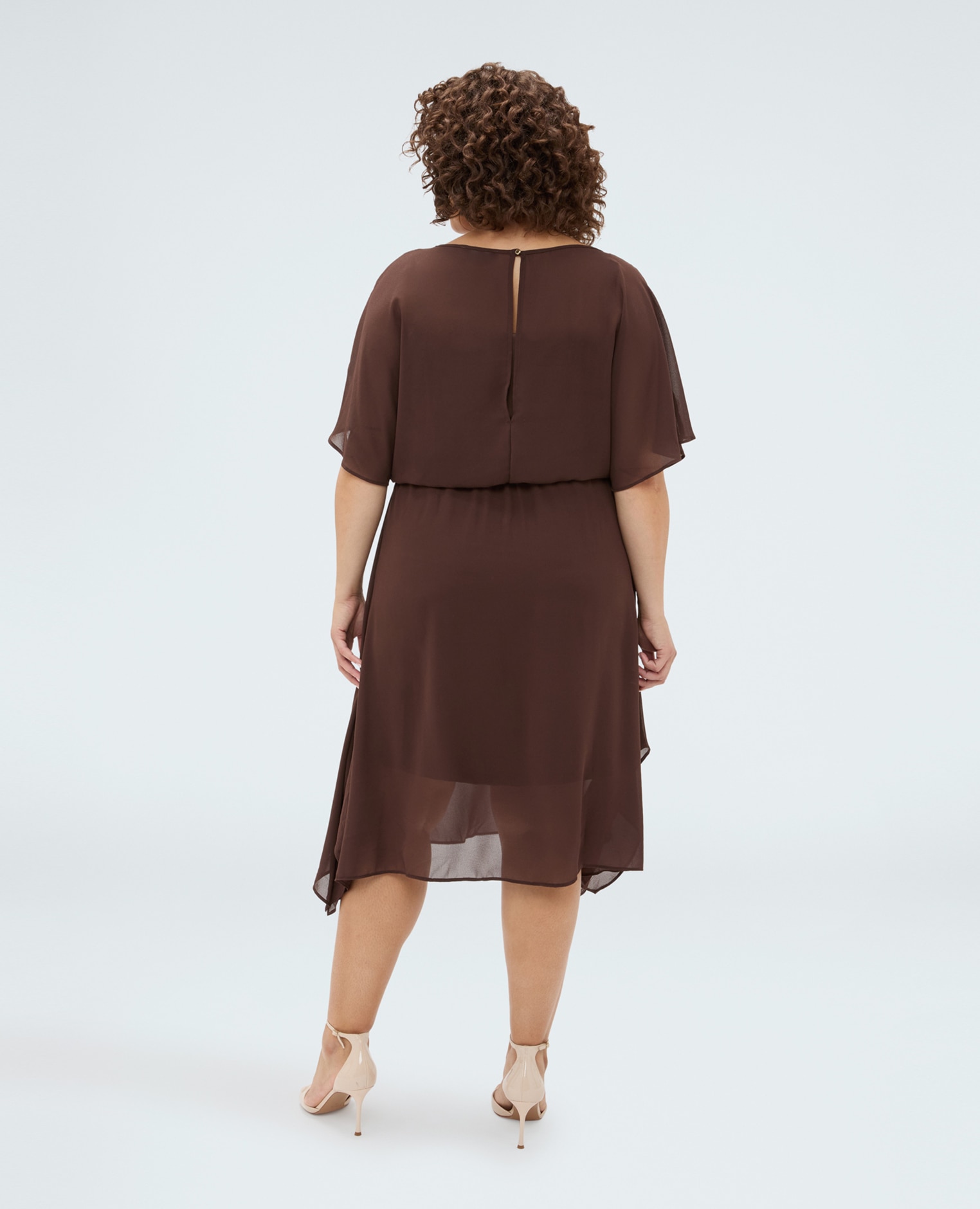 Vestido de georgette con dobladillo asimétrico escote barco y mangas cortas kimono cierre con botón en la espalda y abertura de gota - Fiorella Rubino - Marrón Marrón-2
