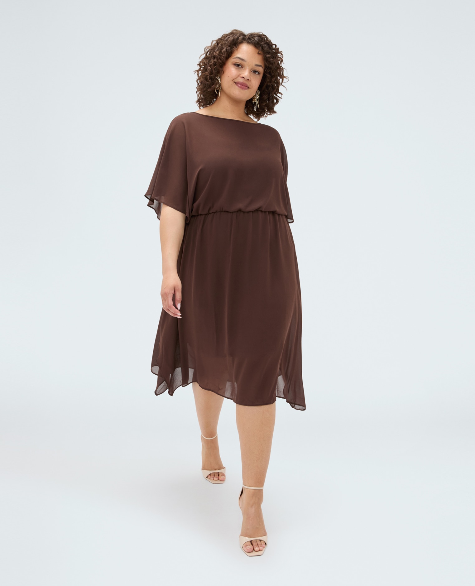 Vestido de georgette con dobladillo asimétrico escote barco y mangas cortas kimono cierre con botón en la espalda y abertura de gota - Fiorella Rubino - Marrón Marrón-3