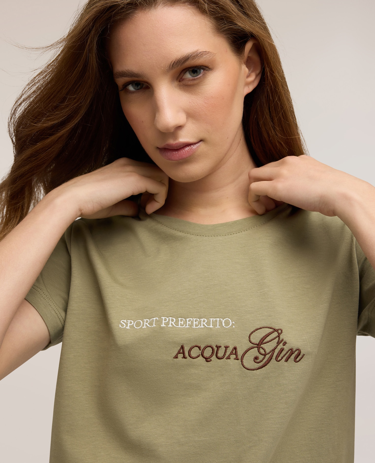 Camiseta de mujer de punto jersey con inscripción bordada ajuste regular con cuello redondo - Motivi - Verde militar Verde militar-4