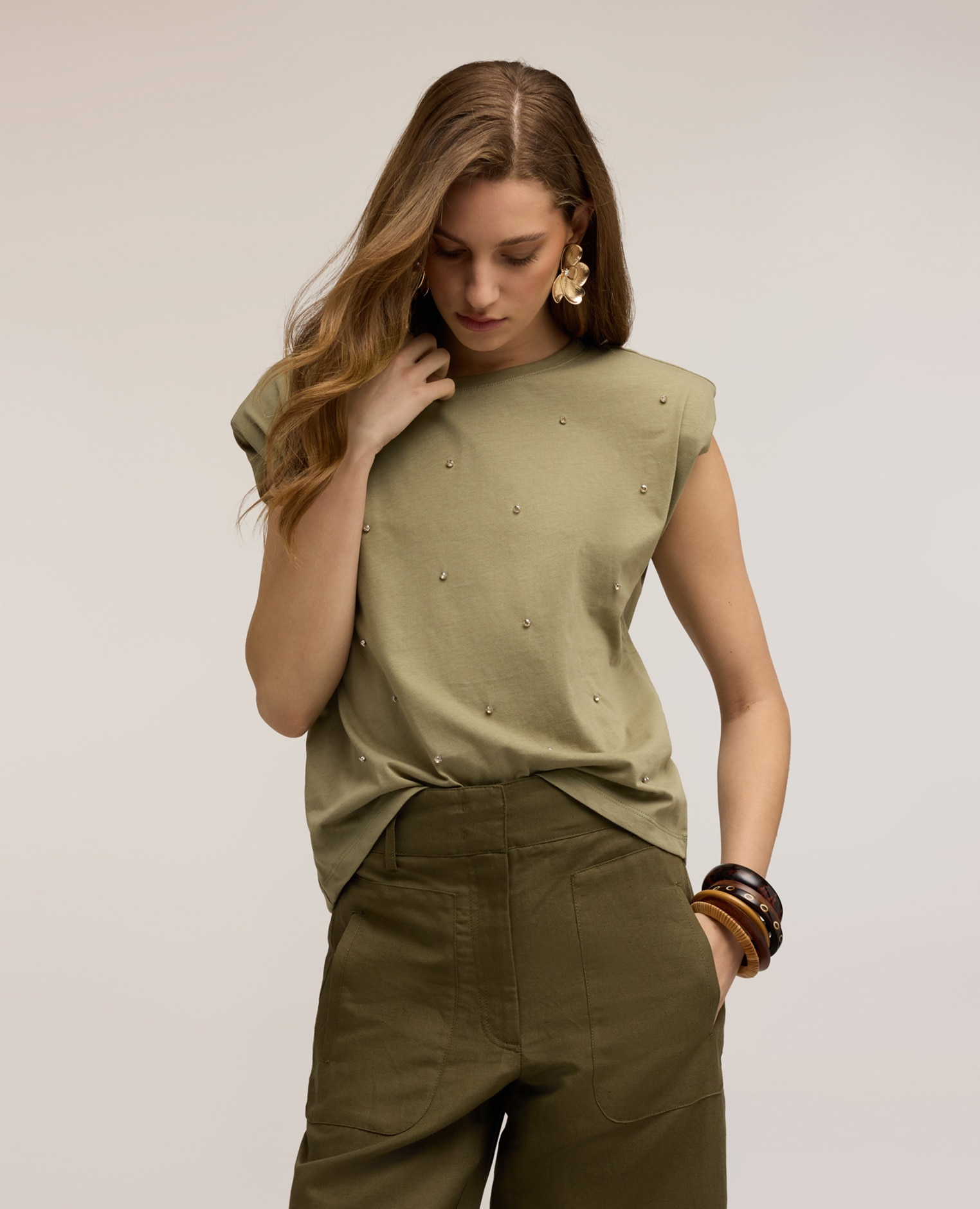 Motivi - Camiseta de mujer con aplicaciones de piedras ajuste oversize con escote barco.