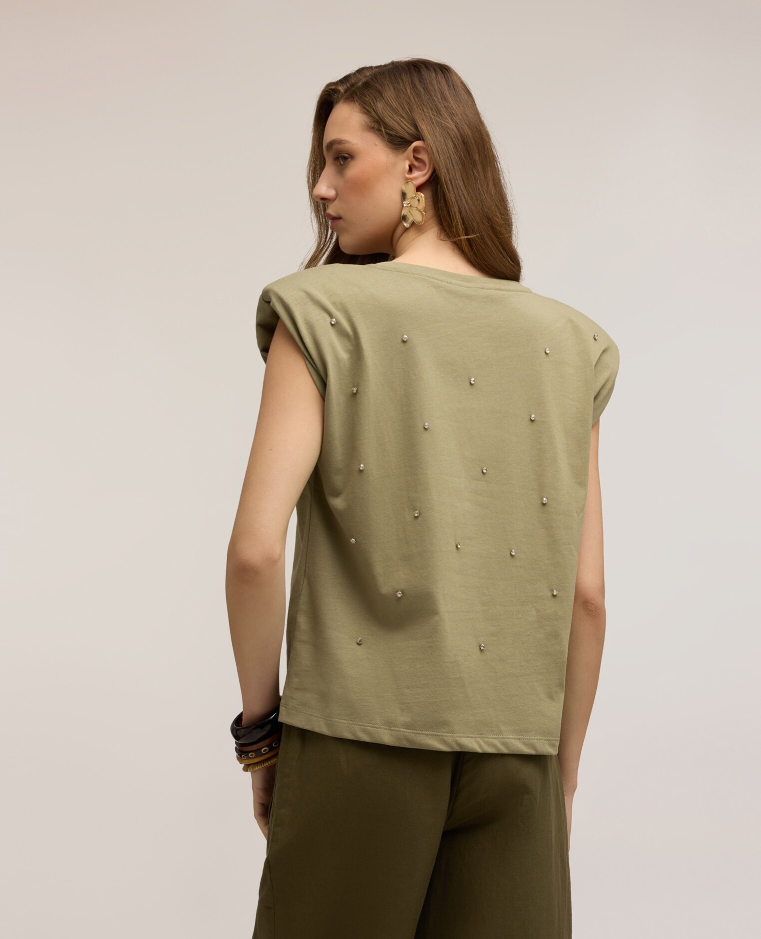 Camiseta de mujer con aplicaciones de piedras ajuste oversize con escote barco - Motivi - Verde militar Verde militar-2