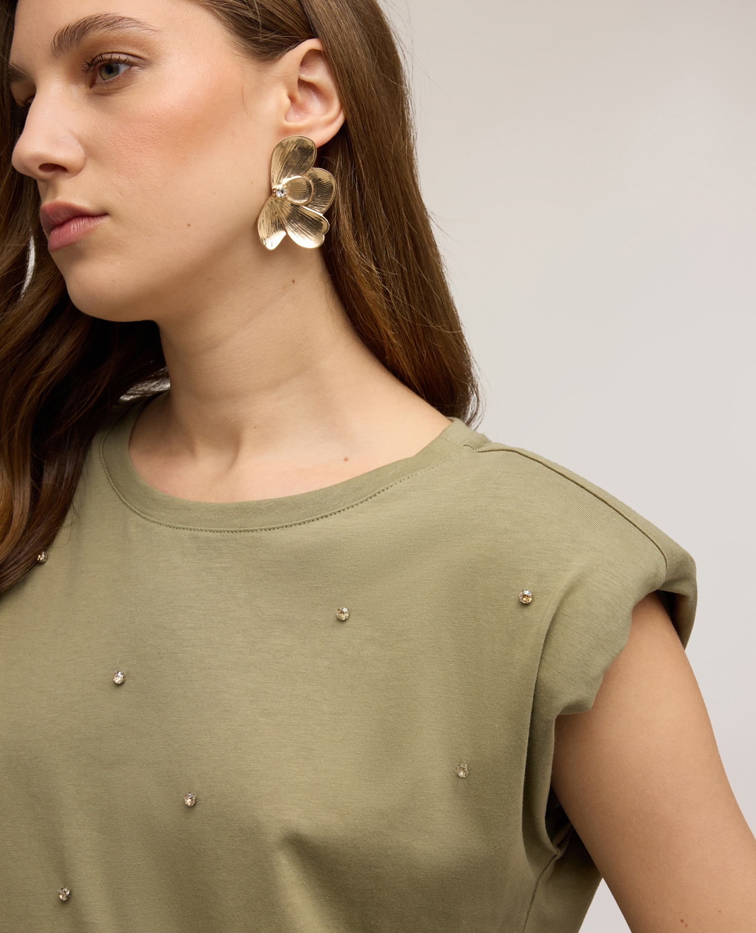 Camiseta de mujer con aplicaciones de piedras ajuste oversize con escote barco - Motivi - Verde militar Verde militar-4