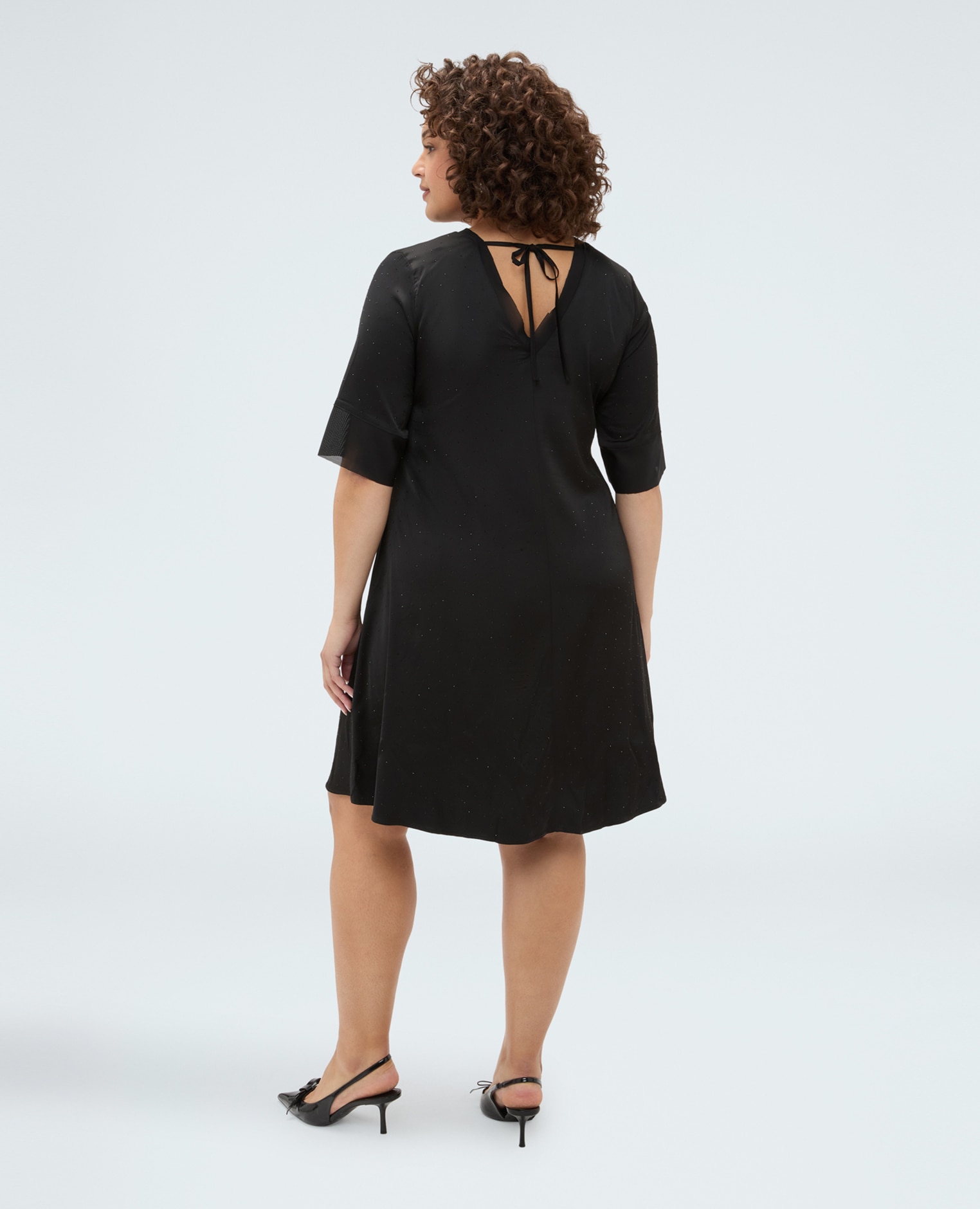 Vestido de raso con destellos all over puntos de luz all over y detalles en el bajo de la manga - Fiorella Rubino - Negro Negro-2