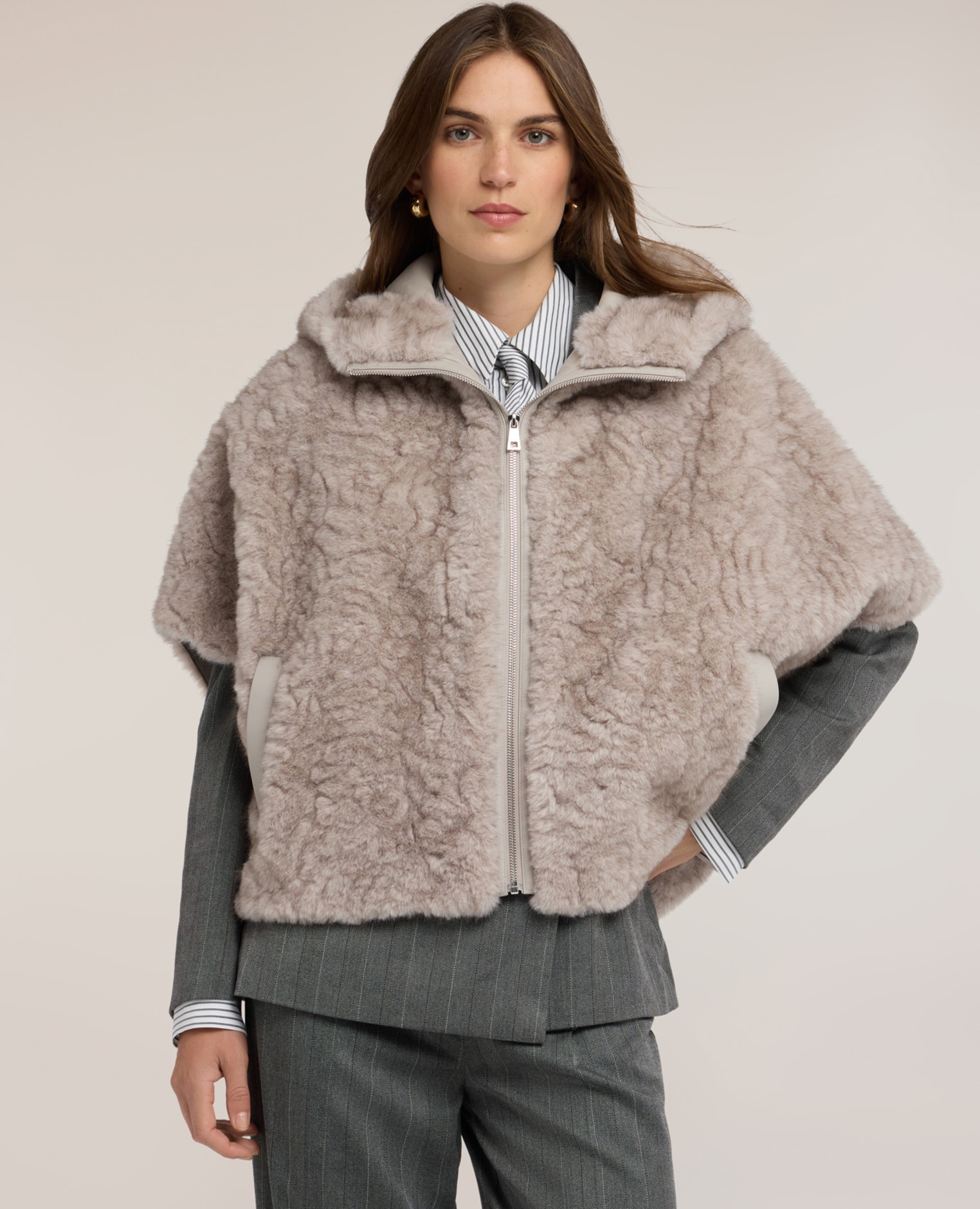 Imagen 0 de Capa de mujer con capucha ajuste oversize cierre frontal con capucha y cremallera Beige