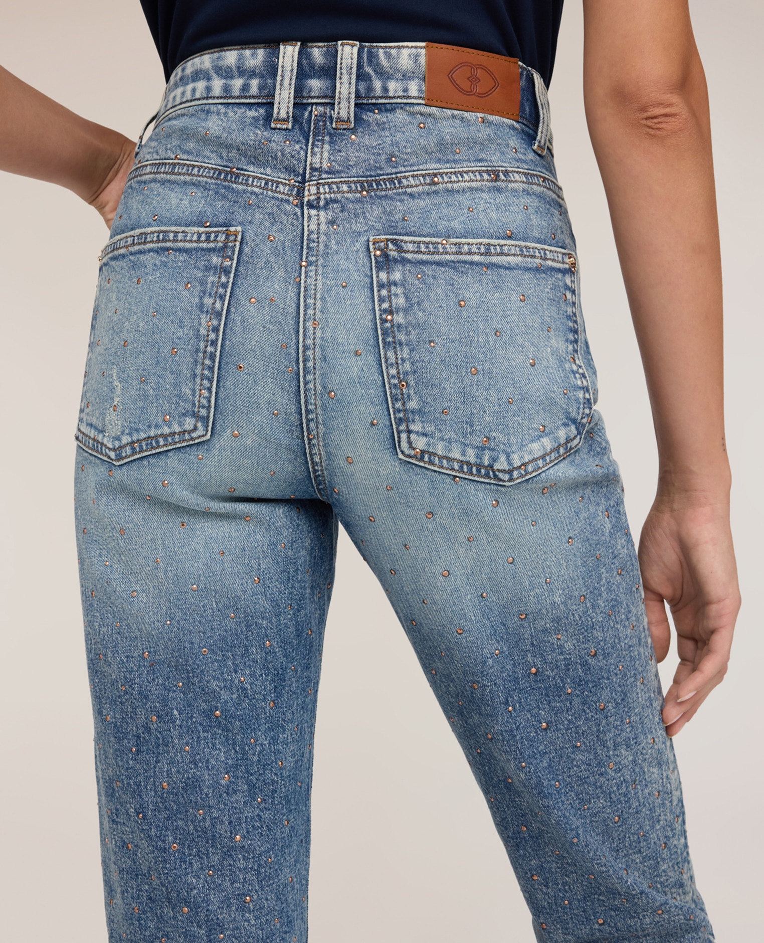 Jeans de mujer regular mum fit con strass talle alto con cierre de botón y cremallera - Motivi - Azul claro Azul claro-4