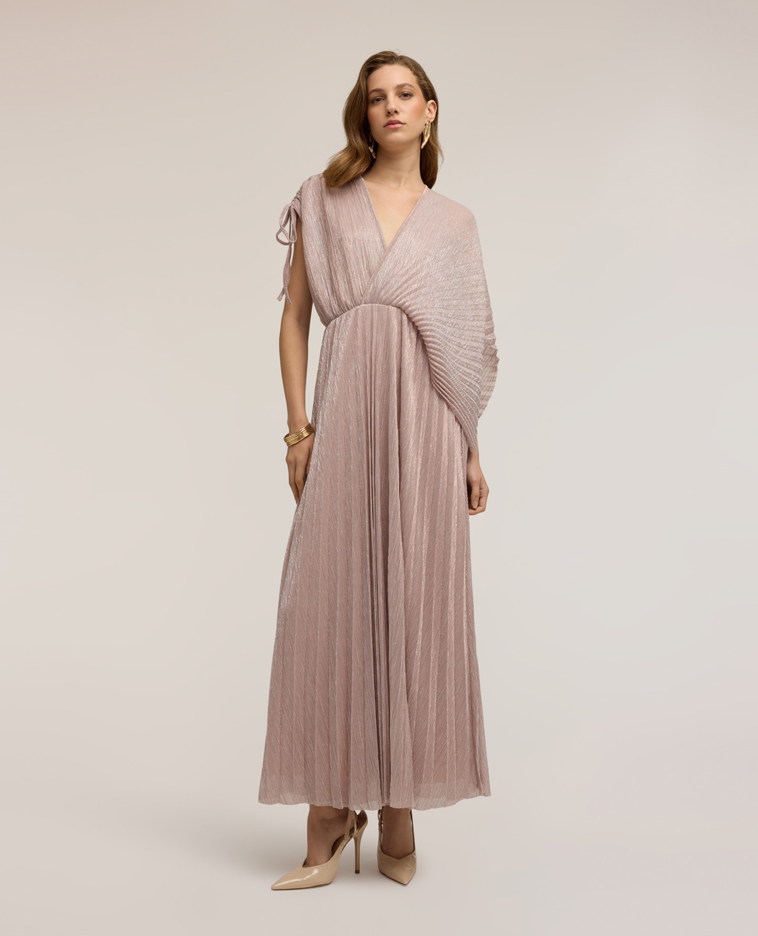 Motivi - Vestido largo plisado metalizado escote en v con talle alto línea amplia.