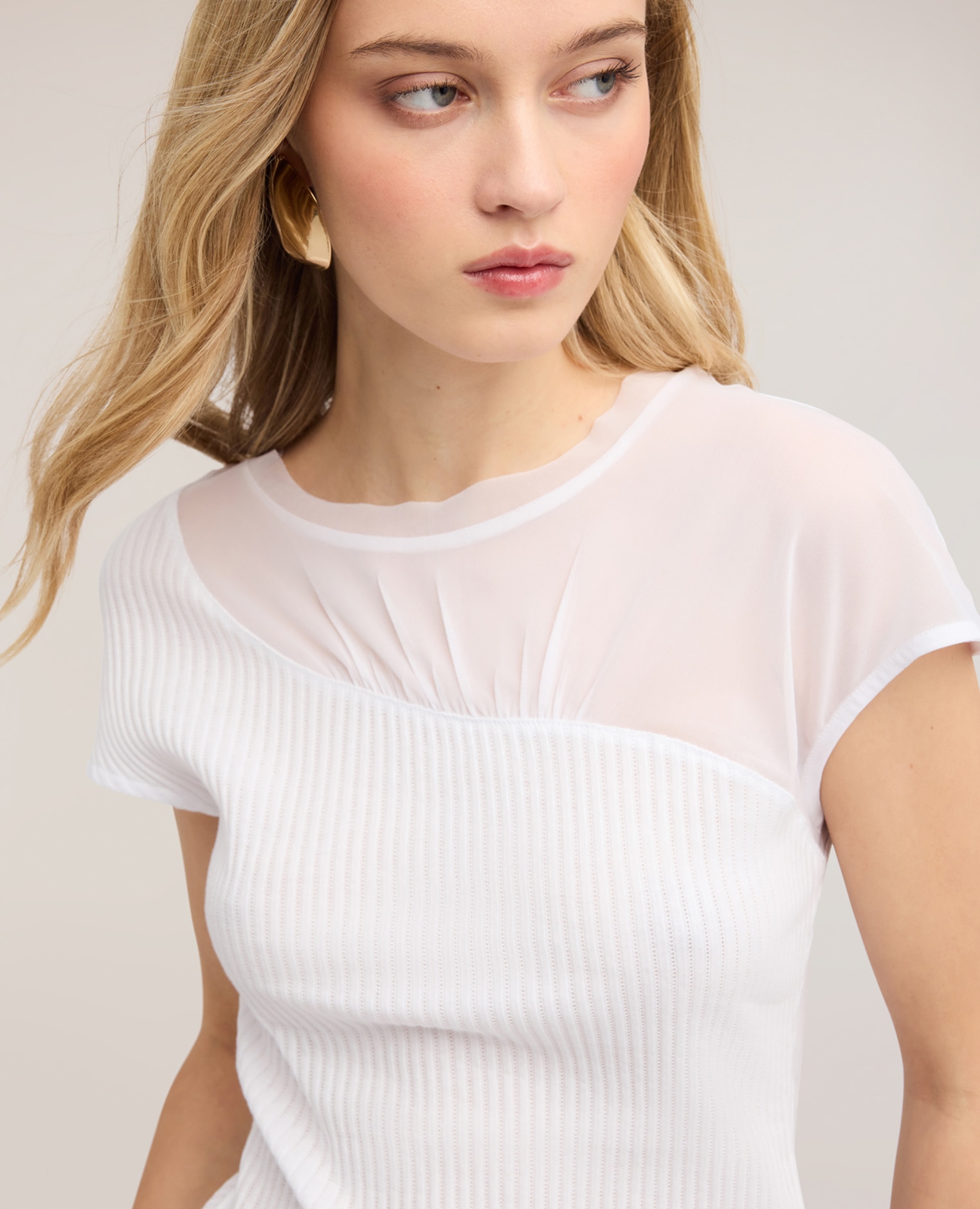 Camiseta de mujer bimatérica con detalle drapeado ajuste regular con escote redondo - Motivi - Blanco Blanco-4