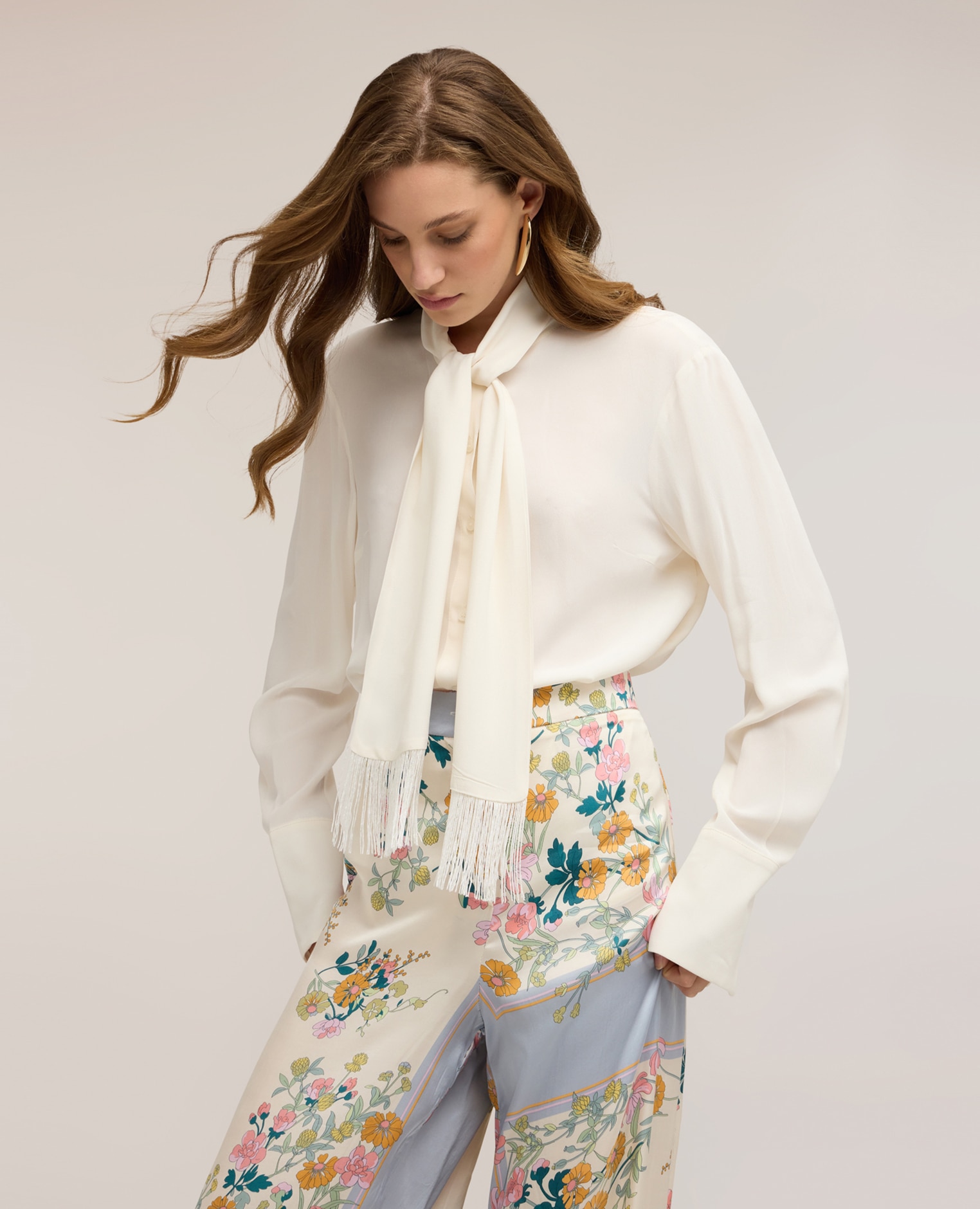 Motivi - Camisa de mujer de georgette con bufanda ajuste regular con cierre de botones.