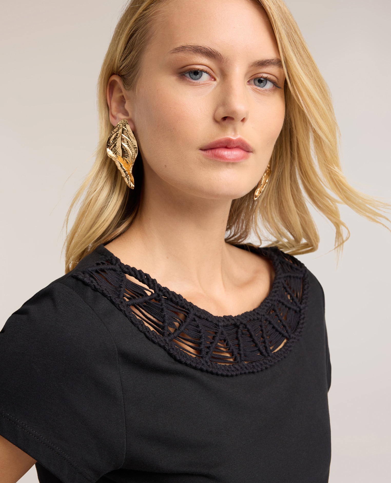 Imagen 4 de Camiseta de mujer con cuello barco bordado ajuste regular - Motivi - Negro Negro