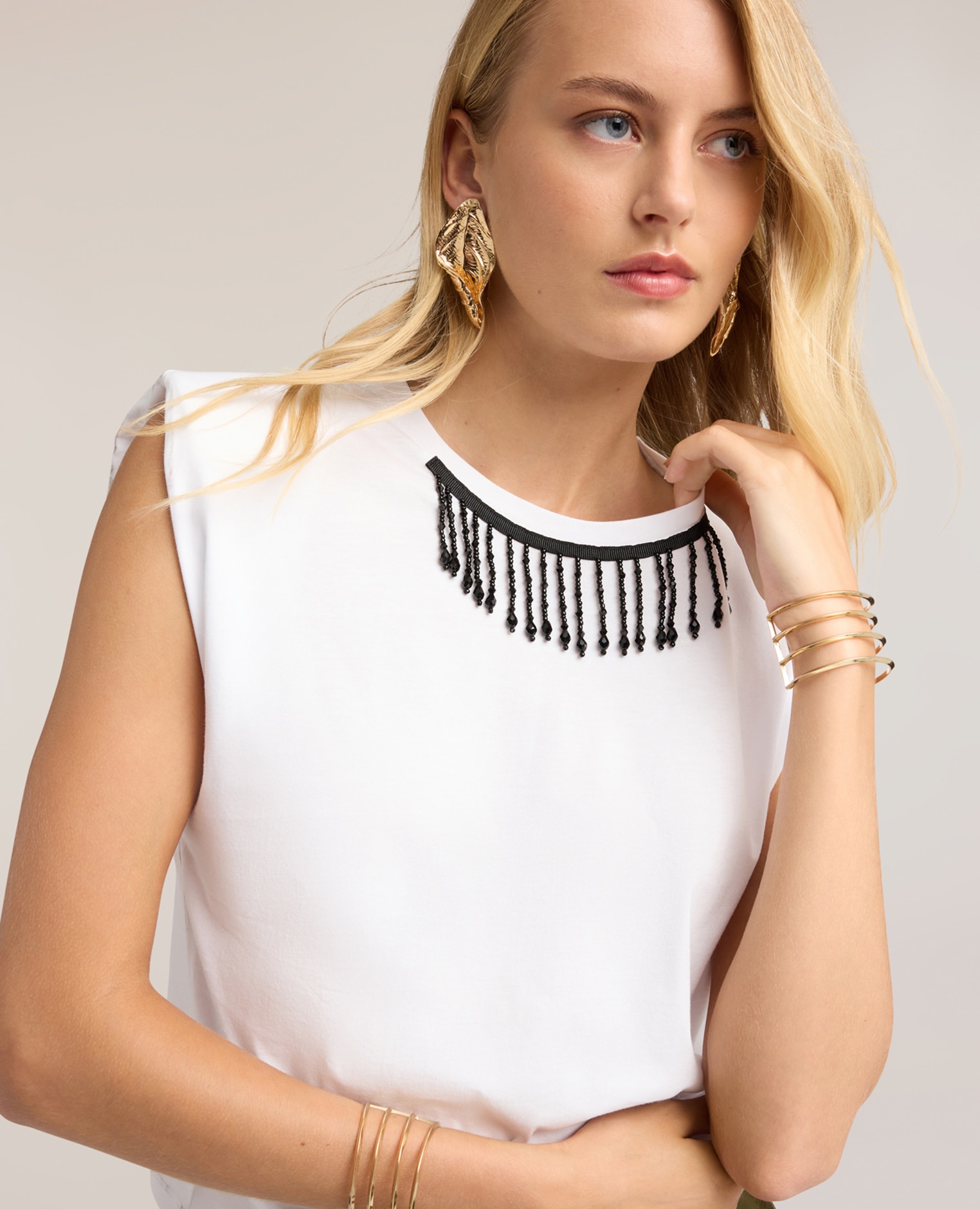 Top de mujer con flecos y cuentas en el cuello redondo ajuste boxy con mangas de aleta - Motivi - Blanco Blanco-4