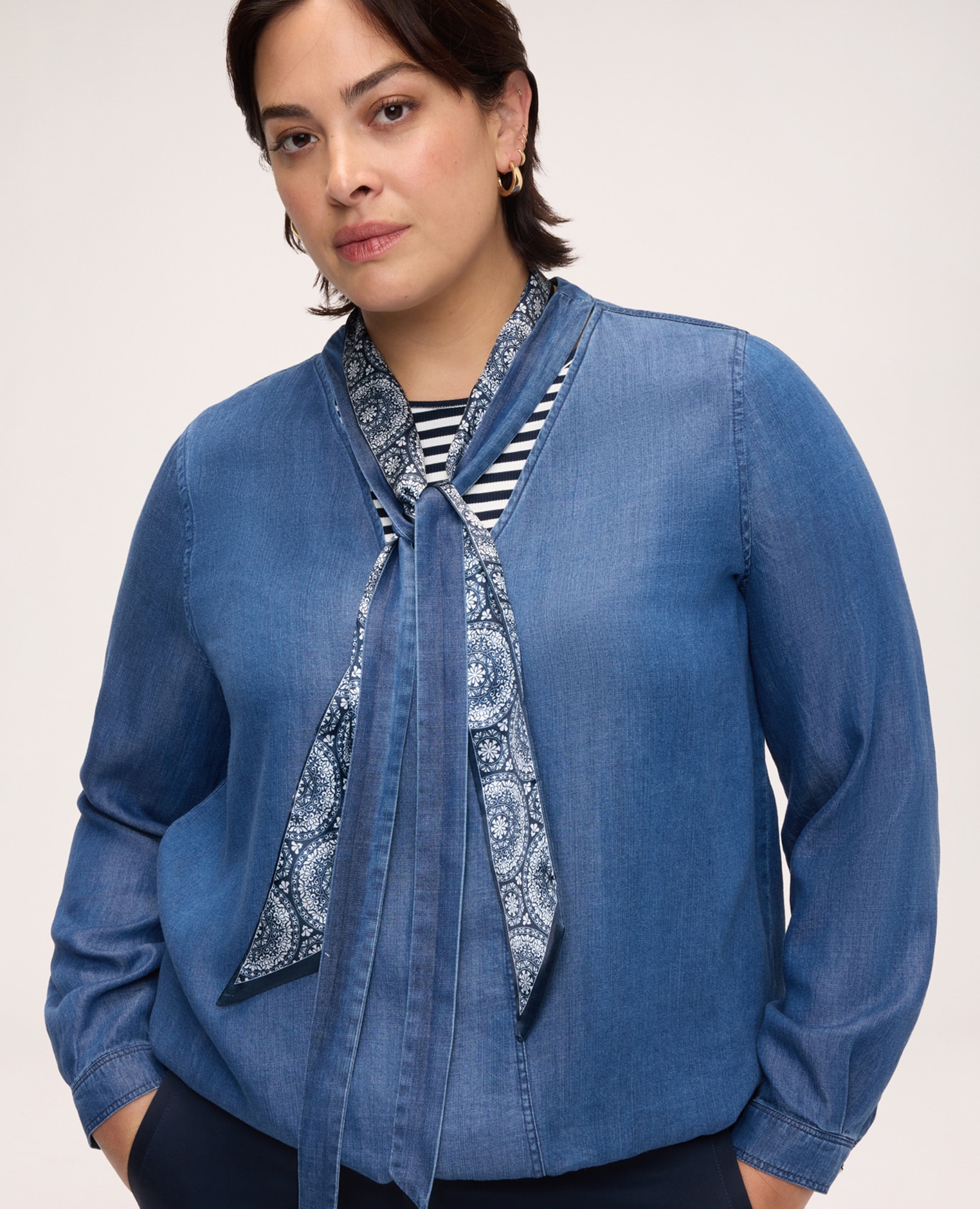 Blusa de mujer de tencel con lazo tejido fresco y ligero sobre la piel - Fiorella Rubino - Azul Azul-4