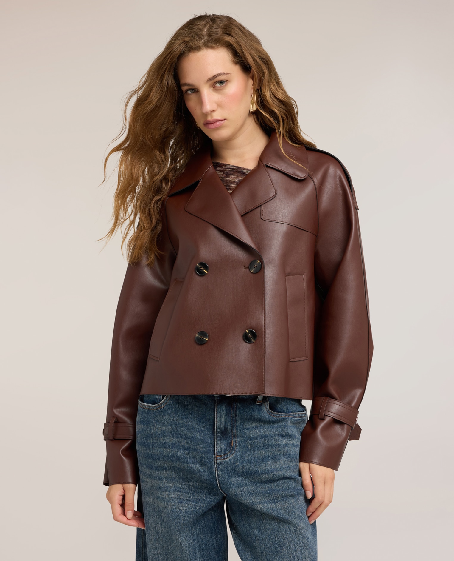 Trench de mujer corto doble botonadura con charreteras corte corto ajuste boxy - Motivi - Marrón Marrón-1