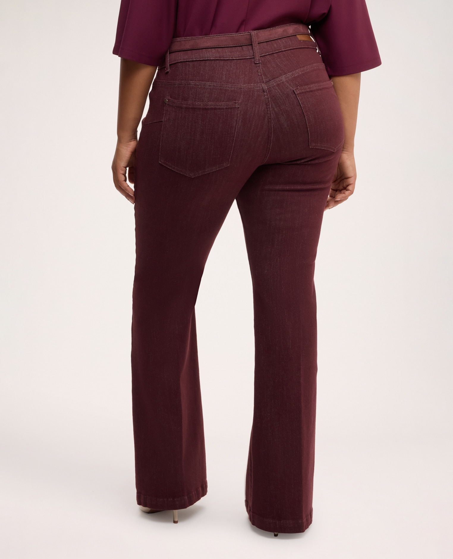 Jeans de mujer acampanados con cinturón bolsillos delanteros y traseros trabillas en la cintura y cinturón incluido con hebilla dorada - Fiorella Rubino - Burdeos Burdeos-2