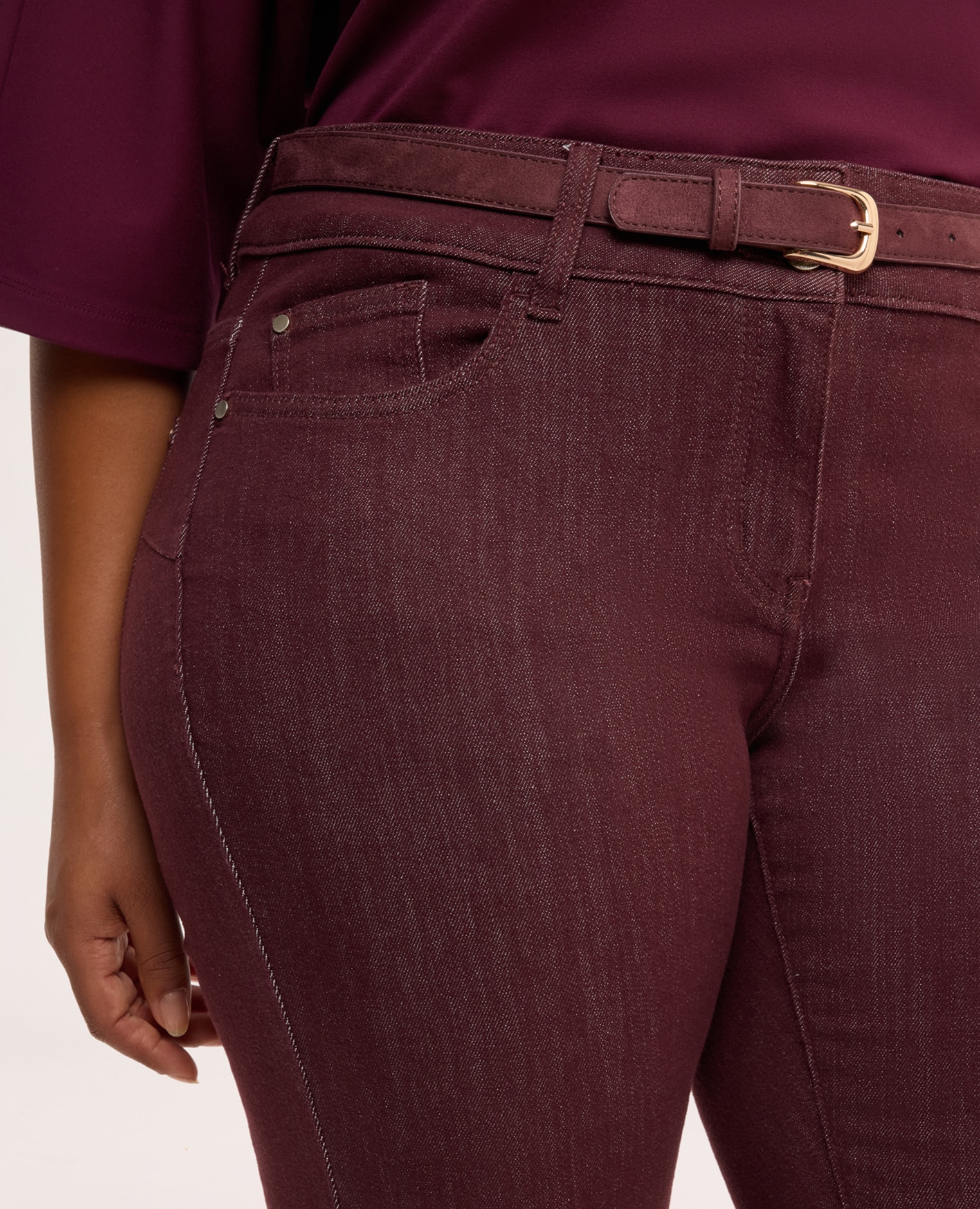 Jeans de mujer acampanados con cinturón bolsillos delanteros y traseros trabillas en la cintura y cinturón incluido con hebilla dorada - Fiorella Rubino - Burdeos Burdeos-4