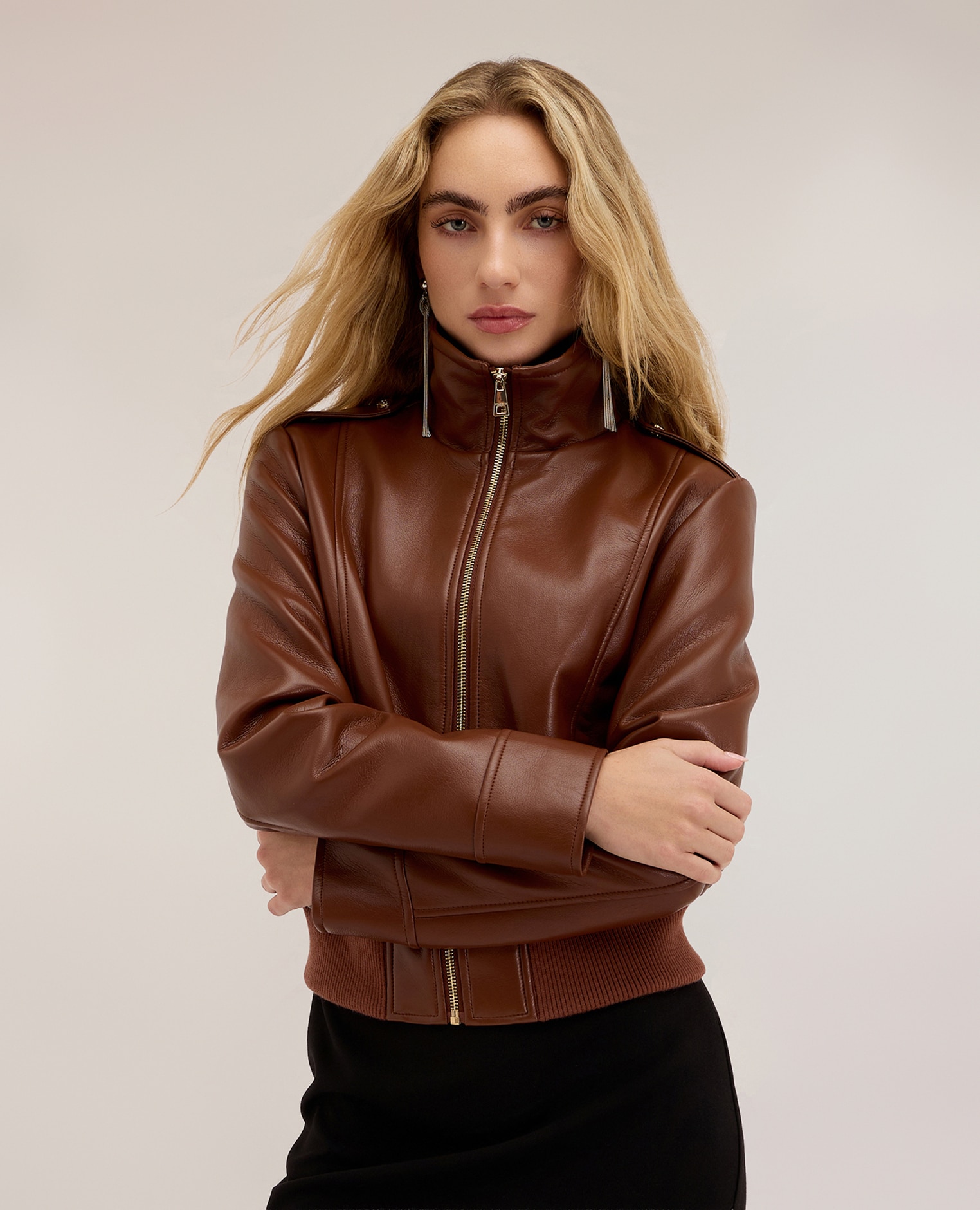 Imagen 1 de Chaqueta de mujer corta con cuello alto y cremallera modelo corto con cierre de cremallera central y cuello alto - Motivi - Marrón Marrón