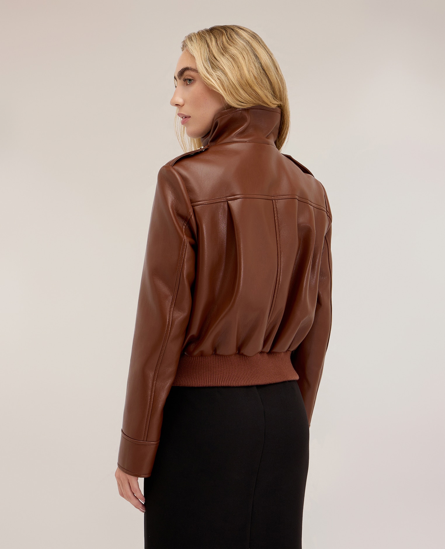 Imagen 2 de Chaqueta de mujer corta con cuello alto y cremallera modelo corto con cierre de cremallera central y cuello alto - Motivi - Marrón Marrón