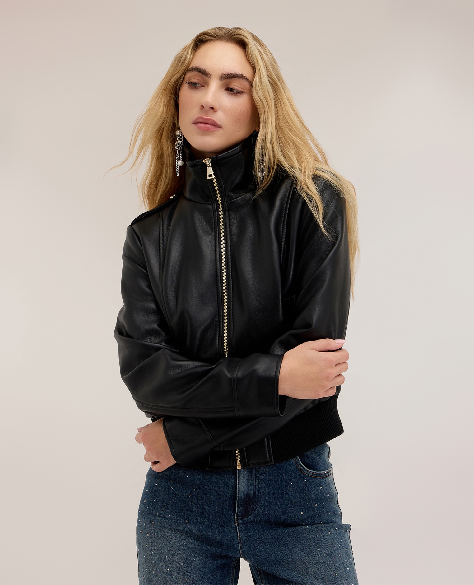 Imagen 1 de Chaqueta de mujer corta con cuello alto y cremallera modelo corto con cierre de cremallera central y cuello alto - Motivi - Negro Negro