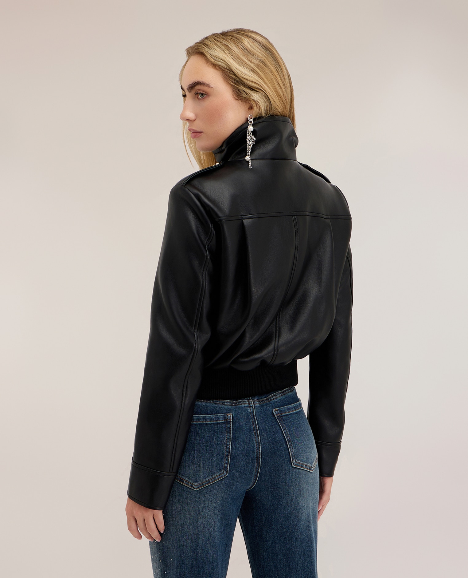 Imagen 2 de Chaqueta de mujer corta con cuello alto y cremallera modelo corto con cierre de cremallera central y cuello alto - Motivi - Negro Negro