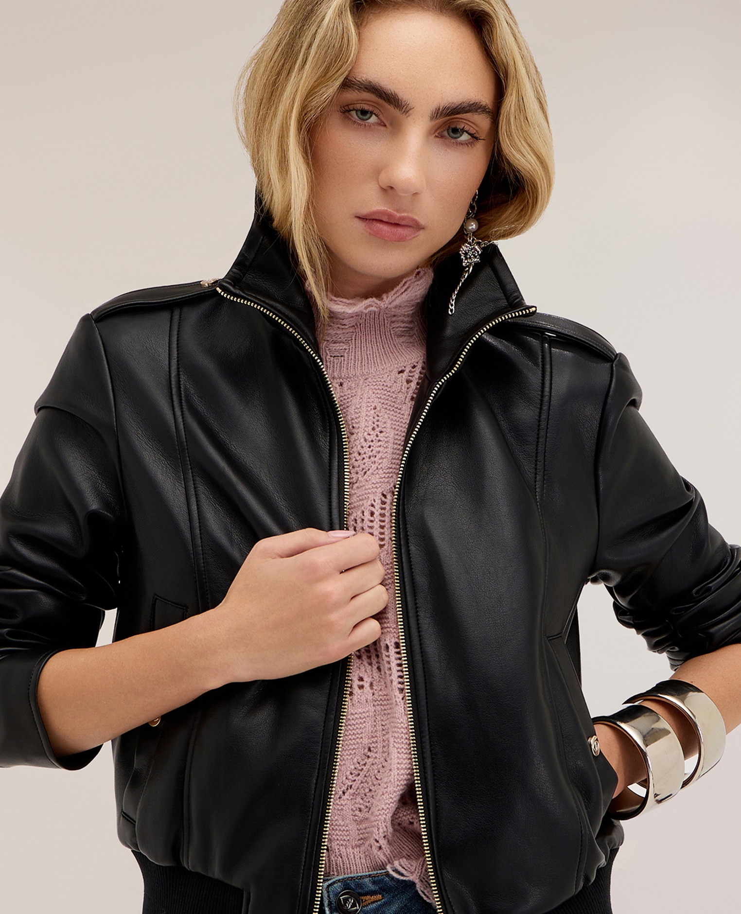 Imagen 4 de Chaqueta de mujer corta con cuello alto y cremallera modelo corto con cierre de cremallera central y cuello alto - Motivi - Negro Negro