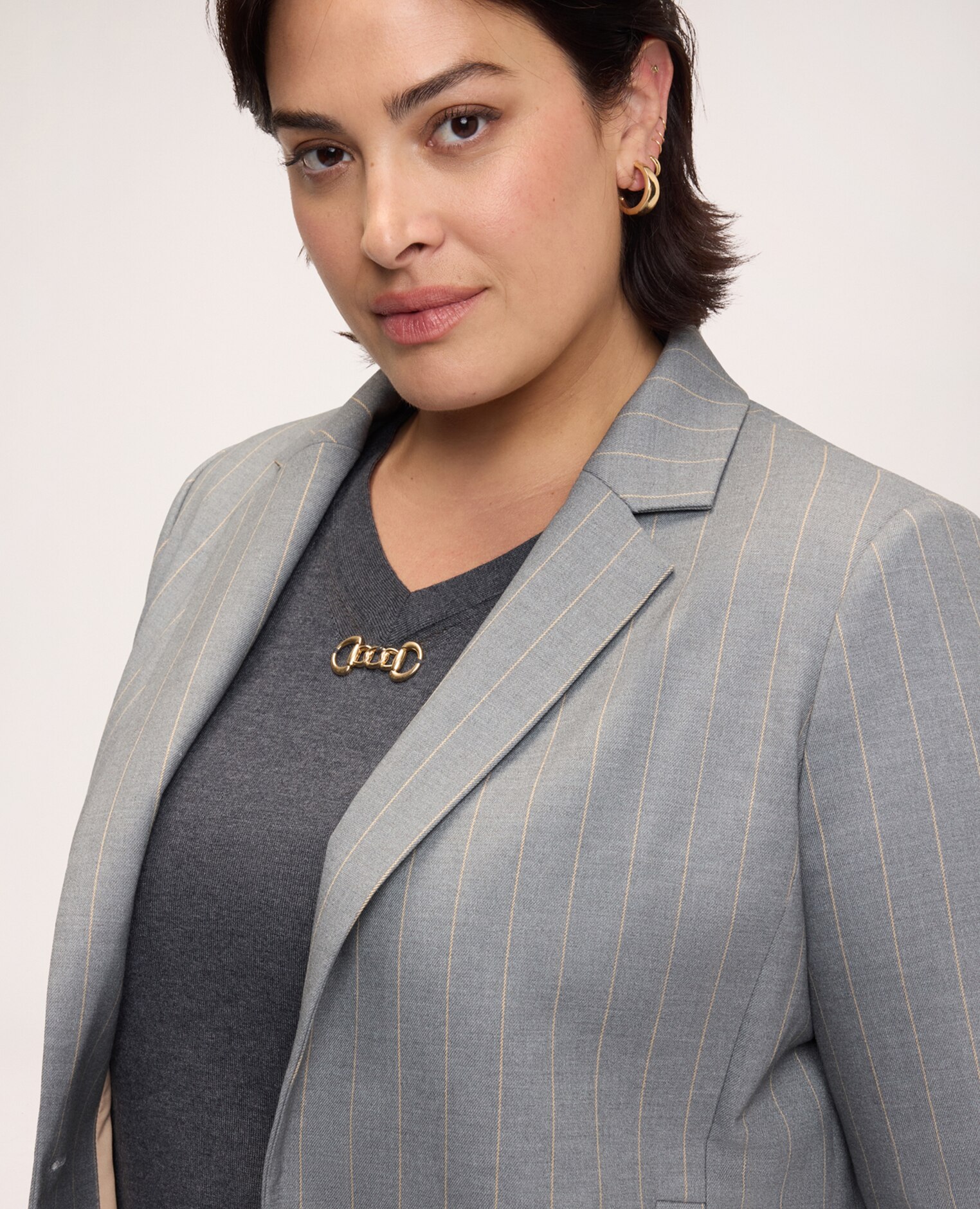 Blazer de mujer de rayas diplomáticas con botones dorados corte corto con mangas largas interior completamente forrado - Fiorella Rubino - Gris Gris-4