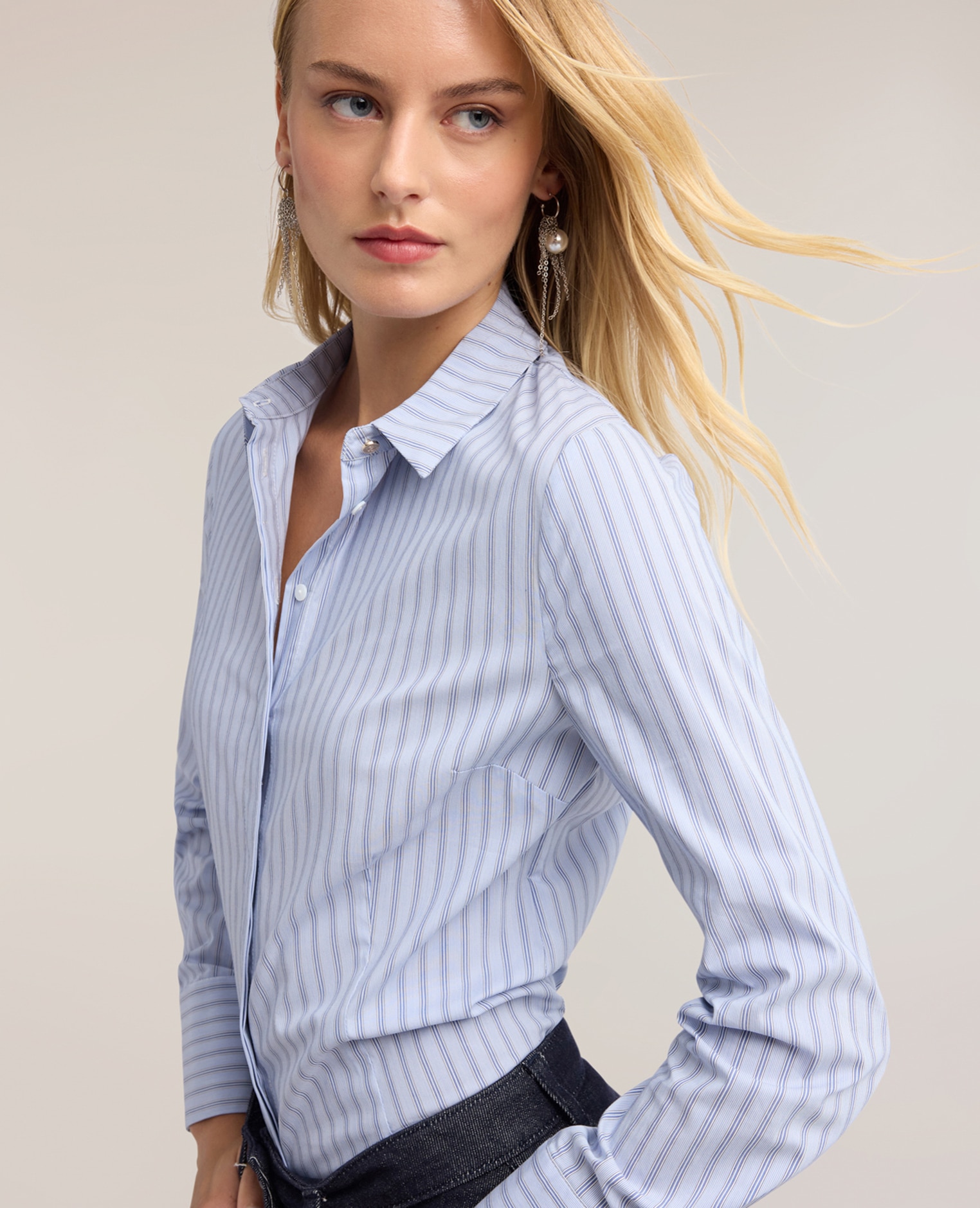 Camisa de mujer de popelina a rayas ajuste entallado cierre frontal con botonadura oculta - Motivi - Azul claro Azul claro-4