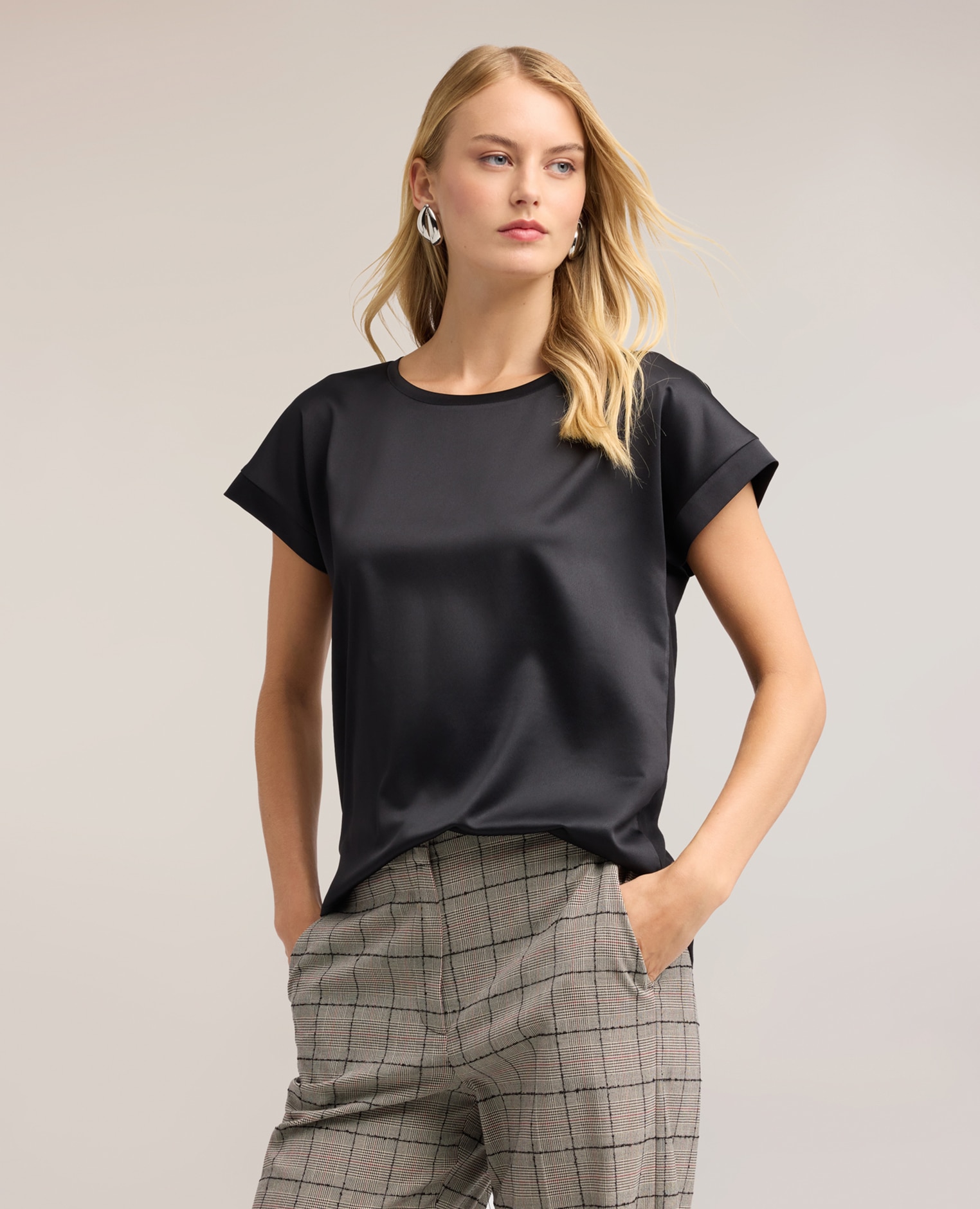 Camiseta de mujer bimatérica ajuste regular con escote redondo - Motivi - Negro Negro-1