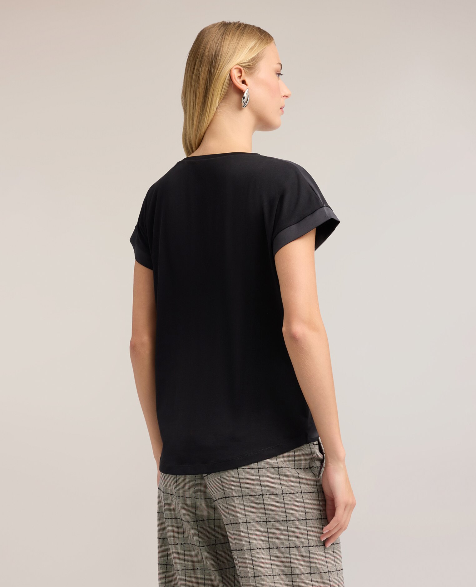 Camiseta de mujer bimatérica ajuste regular con escote redondo - Motivi - Negro Negro-2