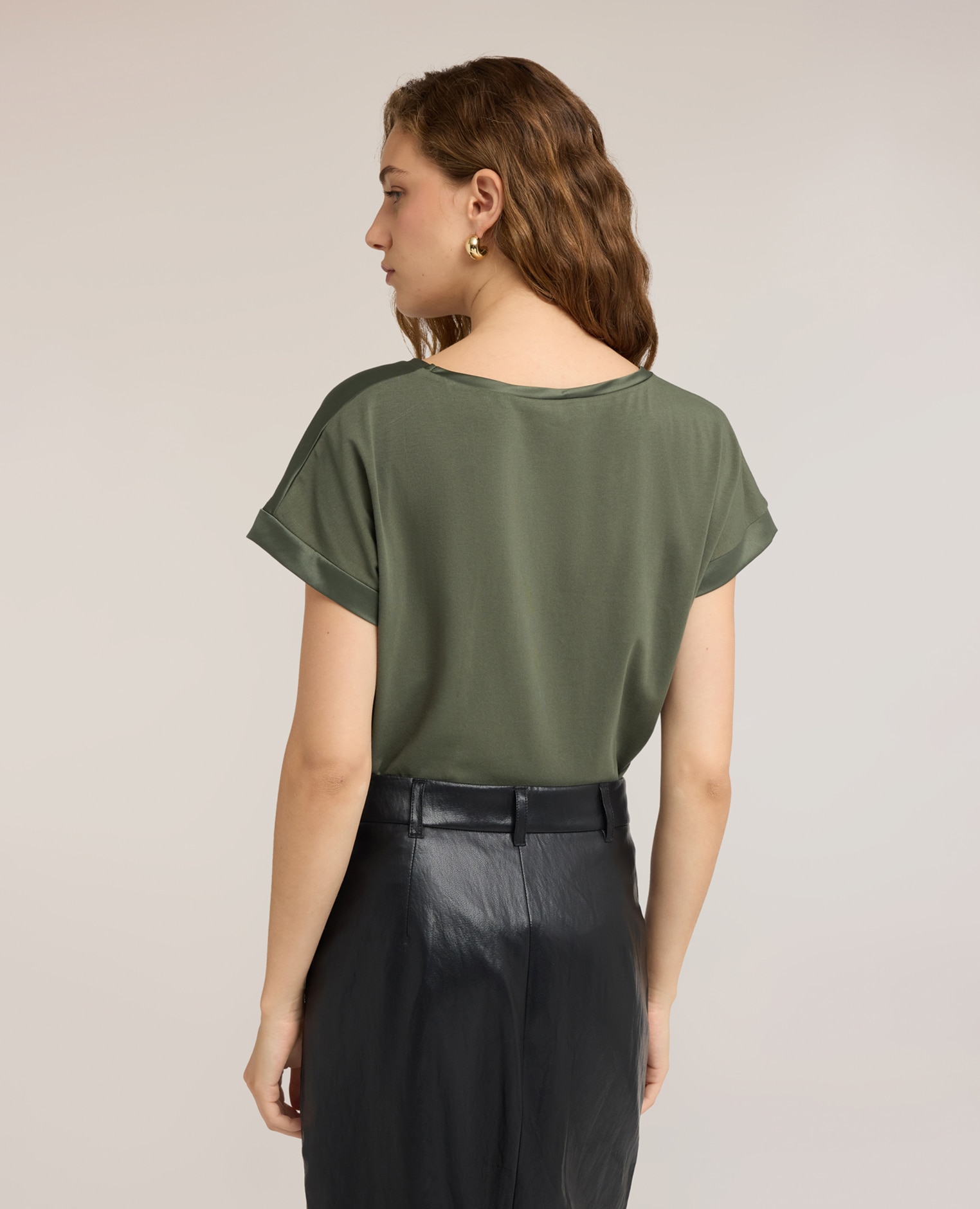 Camiseta de mujer bimatérica ajuste regular con escote redondo - Motivi - Verde militar Verde militar-2