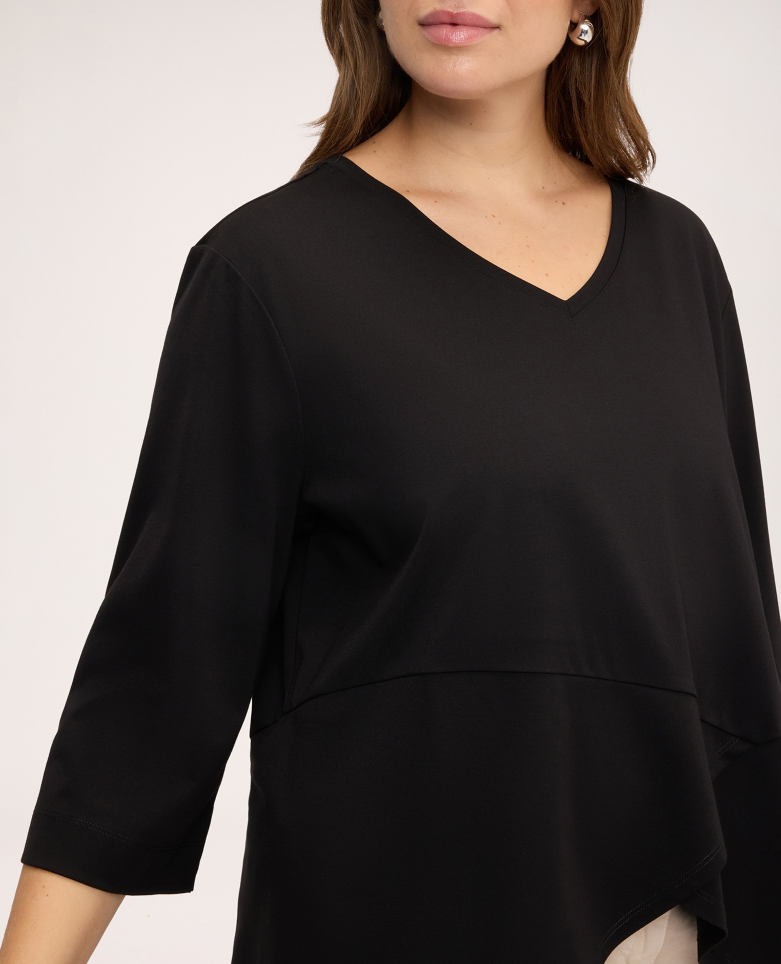 Camiseta de mujer de punto con detalle cruzado fondo con doble capa de cartera asimétrica - Fiorella Rubino - Negro Negro-4